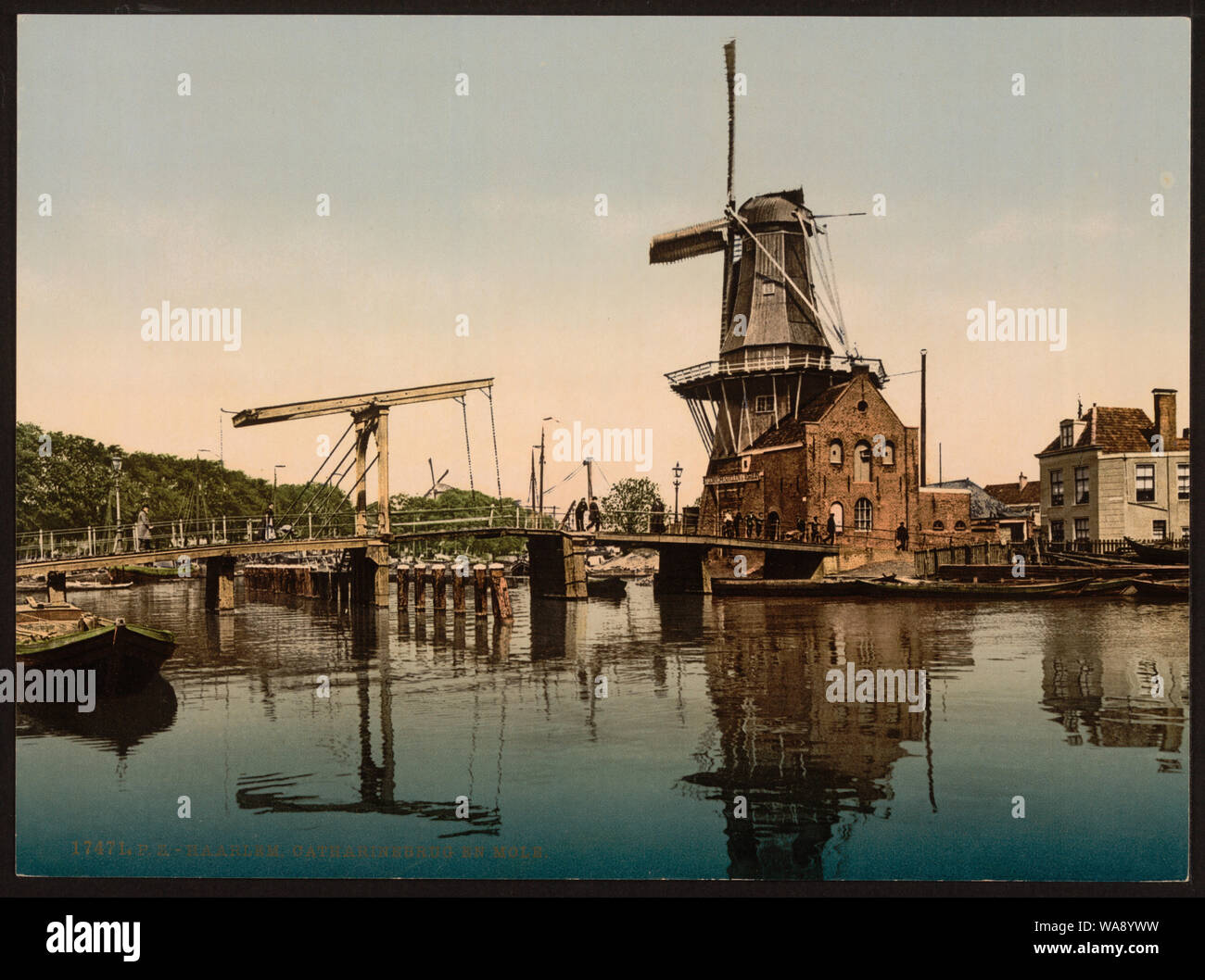 Catharine Bridge e il mulino a vento, Haarlem, Olanda; Nederlands: De oude Catharijnebrug in Haarlem. Deze brug è 1902 vervangen door de huidige brug. De molen è De Adriaan die werd verwoest marchio porta nel 1932 Foto Stock