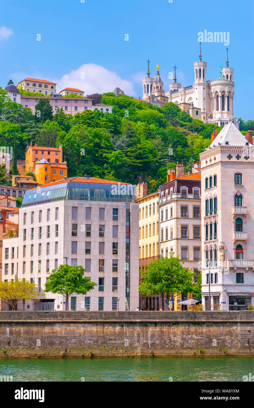 Soleggiata giornata di primavera sul fiume Saône in Europa idilliaco di Lione in Francia. Verdi alberi, architettura classica e la Basilique Notre Dame de Fourvière. Foto Stock