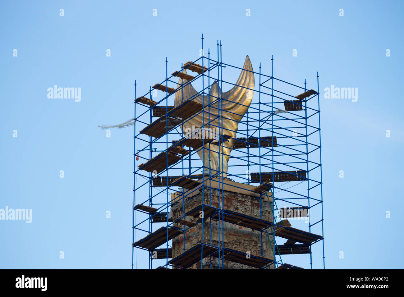 Ristrutturazione di un edificio con statua dorata sulla parte superiore Foto Stock