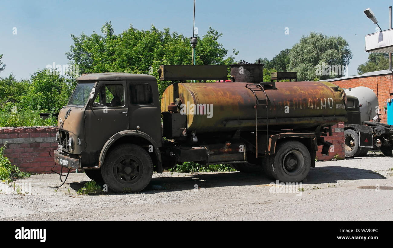 Il Kazakistan, Ust-Kamenogorsk - 26 Giugno, 2019. Vecchia petroliera carburante MAZ 500 nel parcheggio. Abbandonato il carrello. Foto Stock