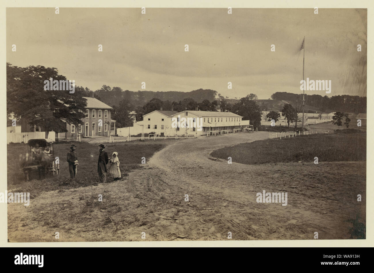 Deposito di cavalleria a Giesboro, Md. soldato rivolta verso l uomo e la ragazza con la gente in carrozza trainata da cavalli in primo piano Foto Stock