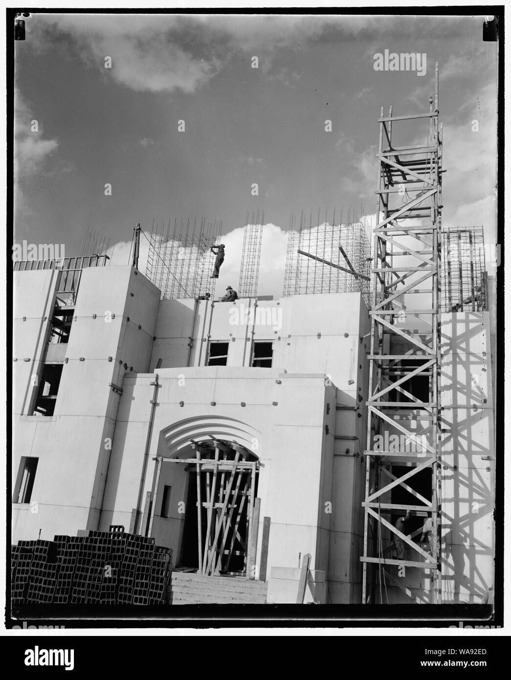 Centro (o) principale entrata al negozio, ufficio e laboratorio di costruzione. Questa entrata va direttamente in edifici di uffici. Il bacino di test è collegato da un corridoio per il negozio in questo edificio, consentendo modelli costruiti in negozio per essere trasportati direttamente nella vasca per il test Foto Stock