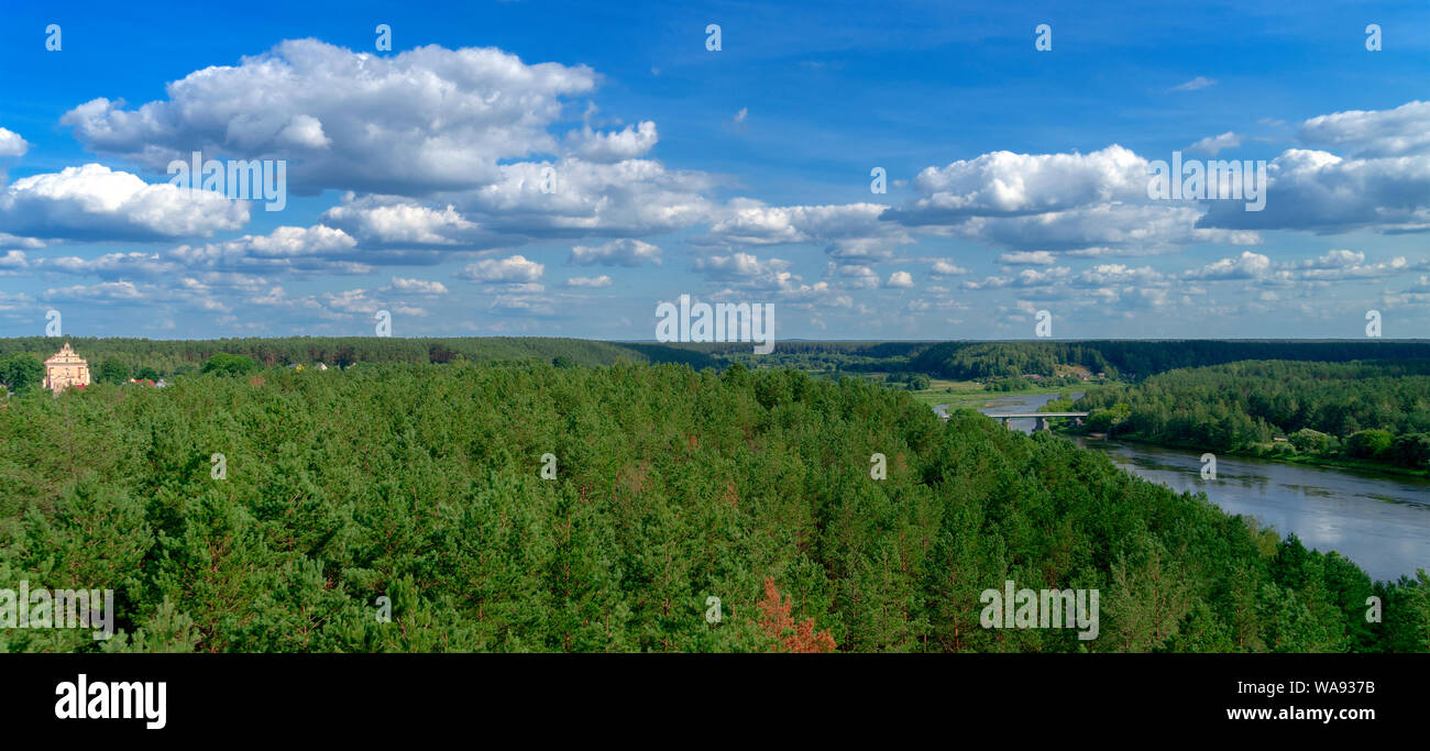 Il lituano paesaggio estivo. Vista da Merkine fort hill al fiume Nemunas, Merkine cittadina e Dzukija National Park in Lituania Foto Stock