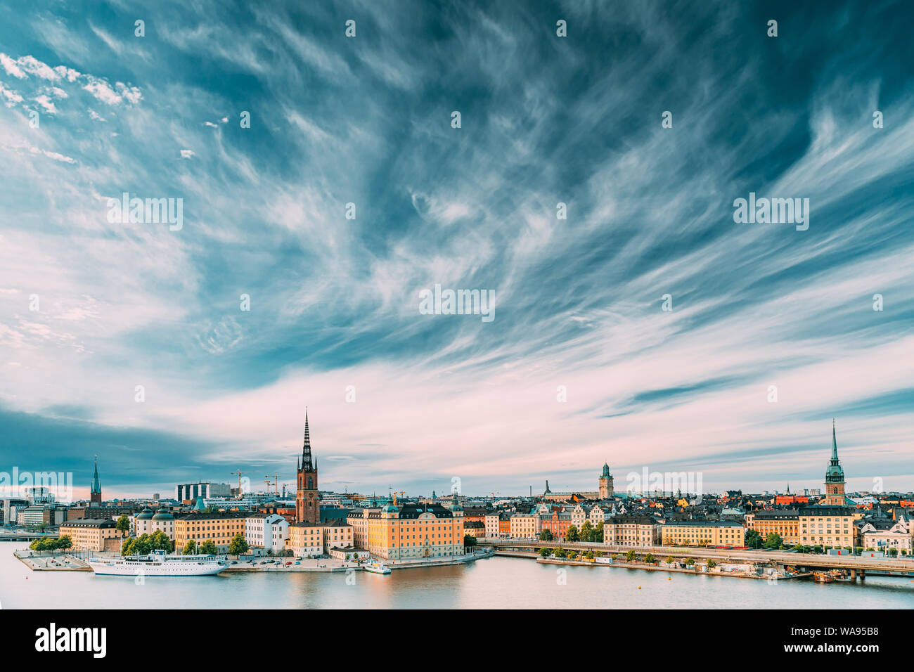 Stoccolma, Svezia. Scenic famosa vista del terrapieno nella Città Vecchia di Stoccolma in estate. Gamla Stan in serata d'estate. Famosa Destinazione popolare Sceni Foto Stock
