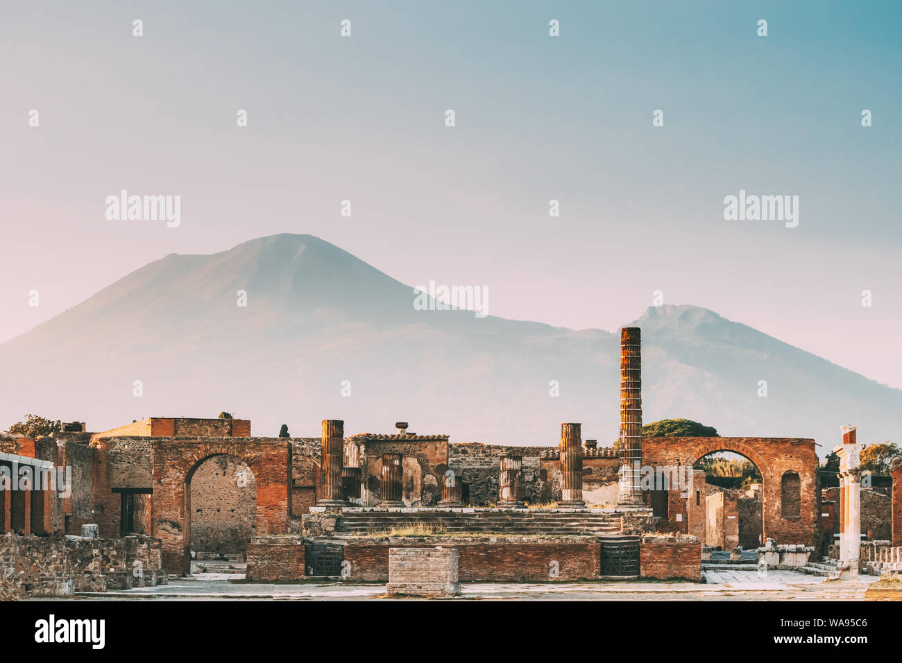 Pompei, Italia. Tempio di Giove o il Capitolium o tempio della triade capitolina sullo sfondo del Vesuvio. Foto Stock