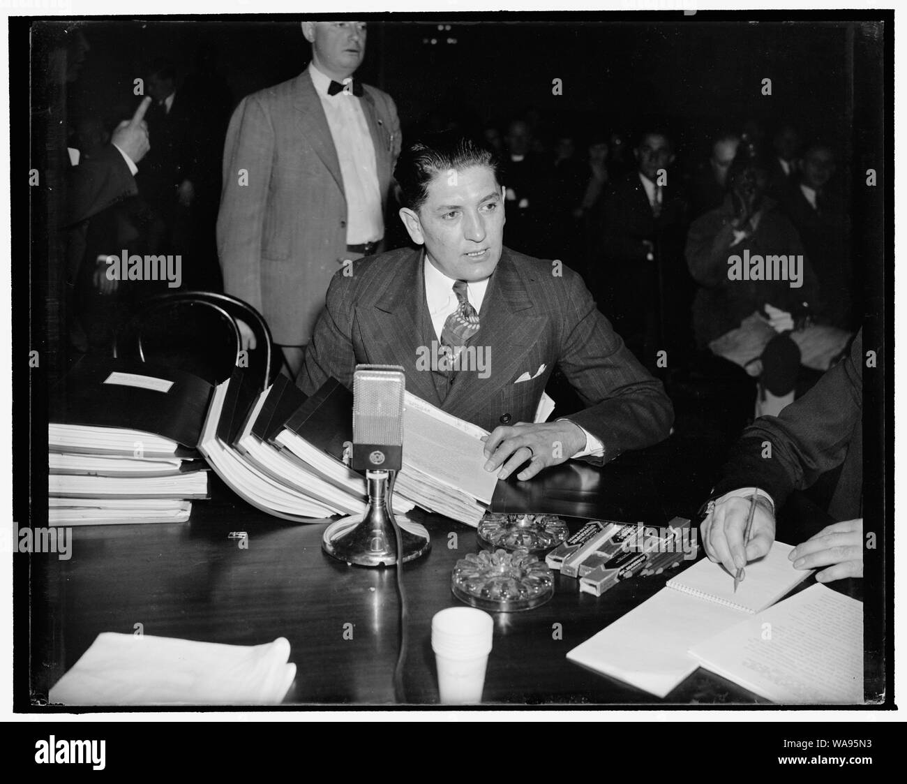 Le tasse che John L. Lewis 'Saw all' lo scarico degli uomini per costringere i lavoratori. Washington D.C., dic. 13. Joe Ozanic, Presidente Internazionale della progressiva dei lavoratori miniera d'America, ha testimoniato davanti al comitato di Smith analizzando il lavoro nazionale scheda Relazioni. Egli ha caricato che John L. Lewis, come presidente di minatori uniti d'America, ha causato lo scarico di cinque uomini nella progressiva unione, a "portare la pressione' su altri dipendenti a lasciare la progressiva e di unirsi al Regno. 'I minatori uniti--e se ho avuto modo di utilizzare il nome del dittatore, John Lewis stesso--PORTATA Foto Stock