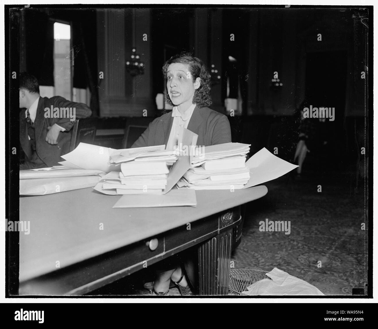 Oneri Ufficio indiano funzionari simpatico al comunista organizzazione anteriore. Washington D.C., nov. 22. Alice Lee Jamison, rappresentante della American Indian Federation, oggi carica prima che il comitato di casa indagando Un-American attività che nove alti funzionari del Bureau indiano nel reparto interno sono membri di o simpatico a un presunto comunista organizzazione anteriore, lei ha fatto riferimento alle libertà civili unione che testimoni precedente prima che il comitato incaricato era un comunista gruppo anteriore. Due dei nove dipendenti da allora hanno lasciato il servizio di governo, la sig.ra Jamiso Foto Stock