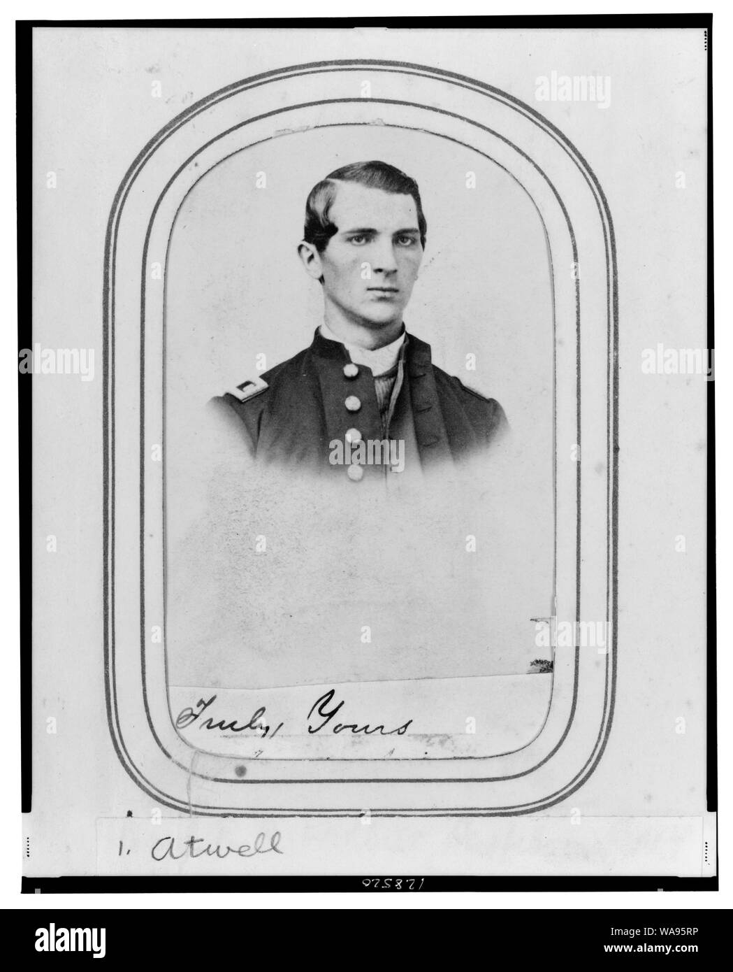 Charles A. Atwell, busto ritratto, rivolto verso destra, indossando uniforme militare Foto Stock