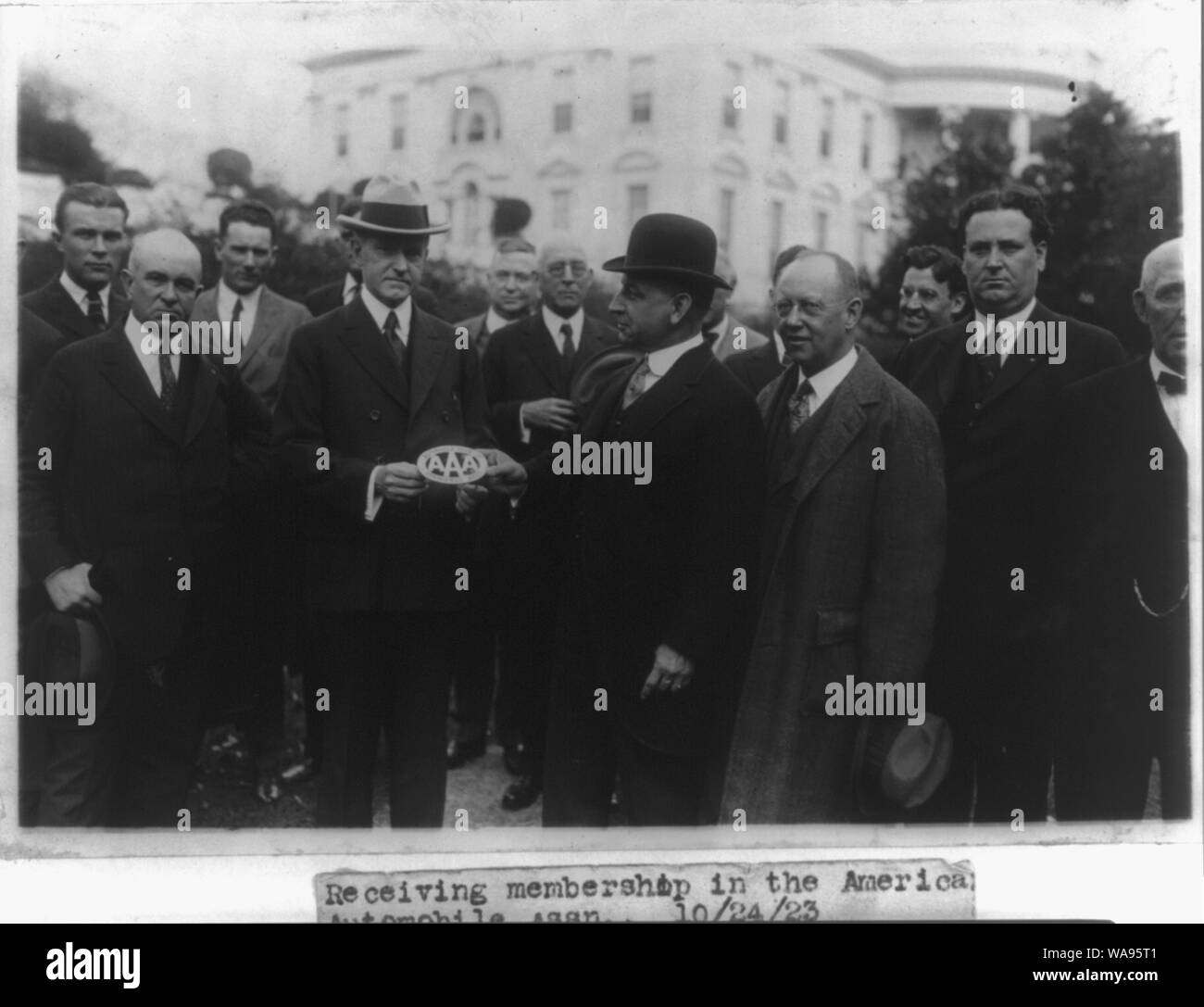 Charles A. Frazer presenta President Coolidge con un American Automobile Association emblema prima una piccola raccolta di AAA Members sulla Casa Bianca prato Foto Stock