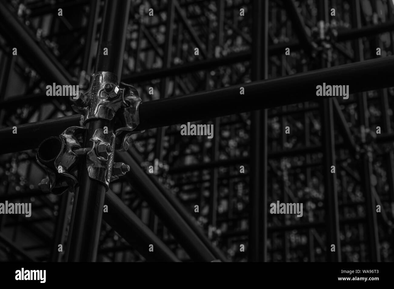 Immagine di primo piano di barre di rinforzo con sfondo sfocato in bianco e nero Foto Stock