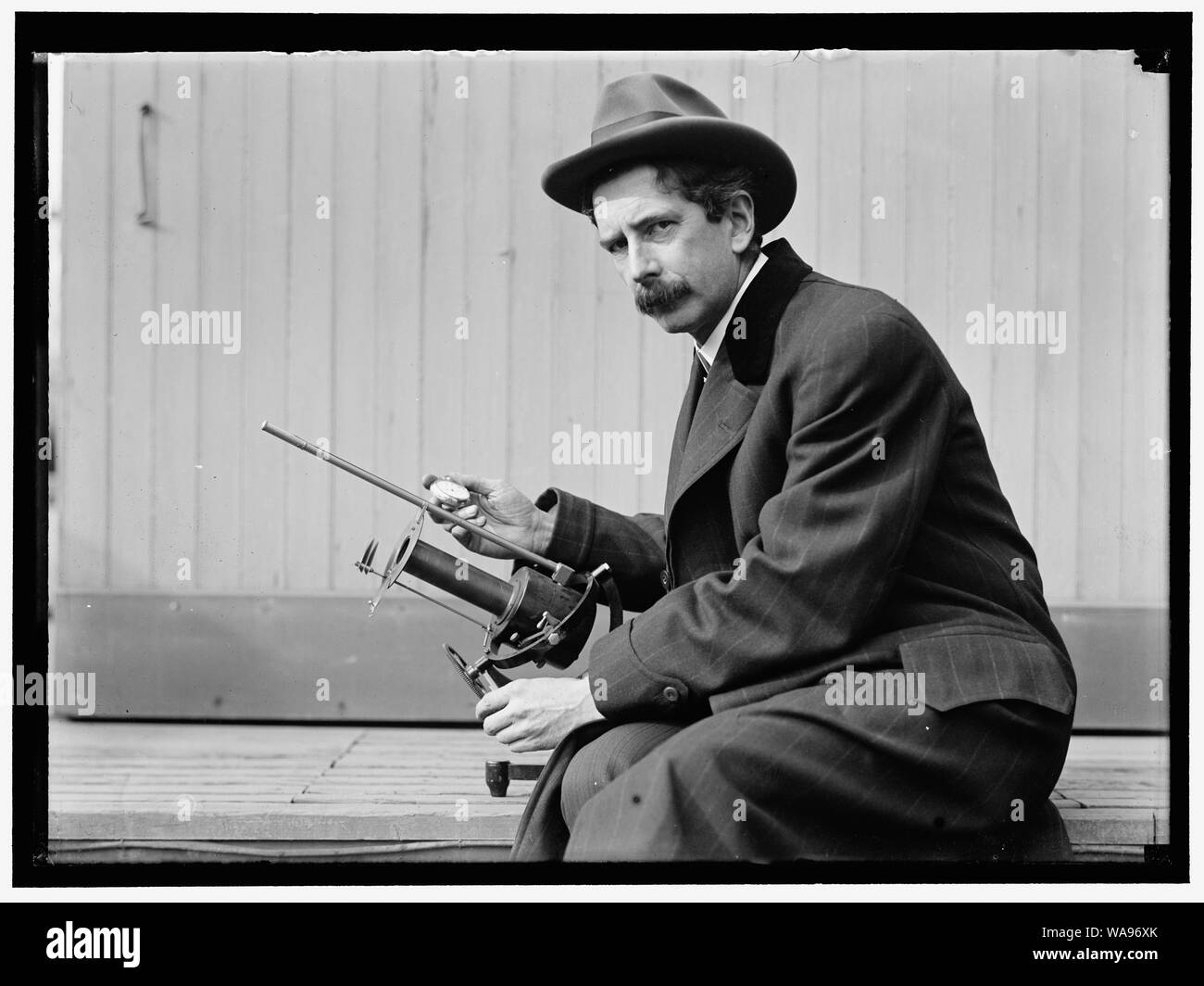 Charles Greeley Abbot, astrofisico e Segretario dello Smithsonian, con il suo dispositivo: un argento-disc pyrheliometer che misura diretta del fascio di irradiamento solare Foto Stock