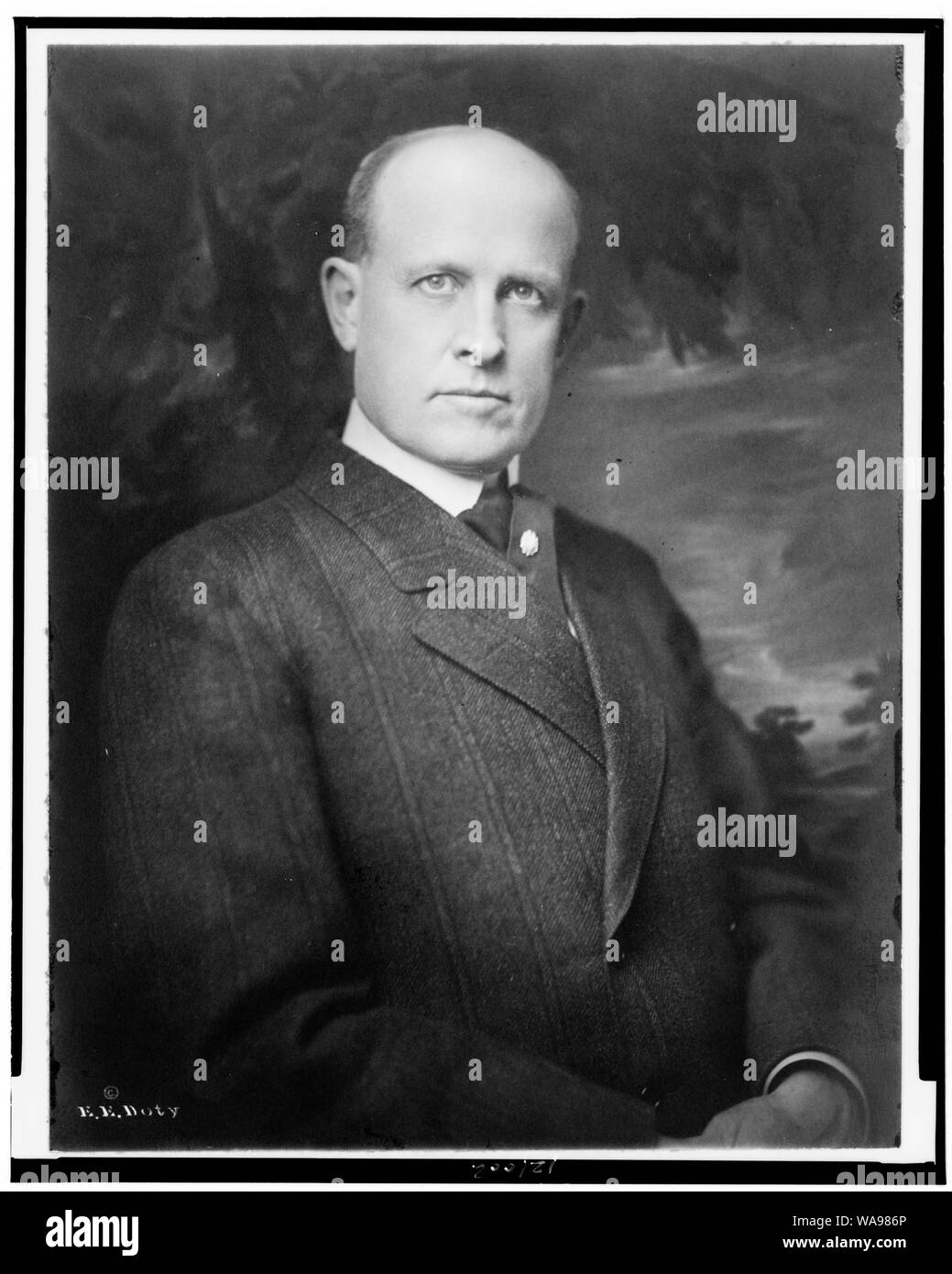 Charles William Post, mezza lunghezza verticale, rivolto leggermente a destra Foto Stock