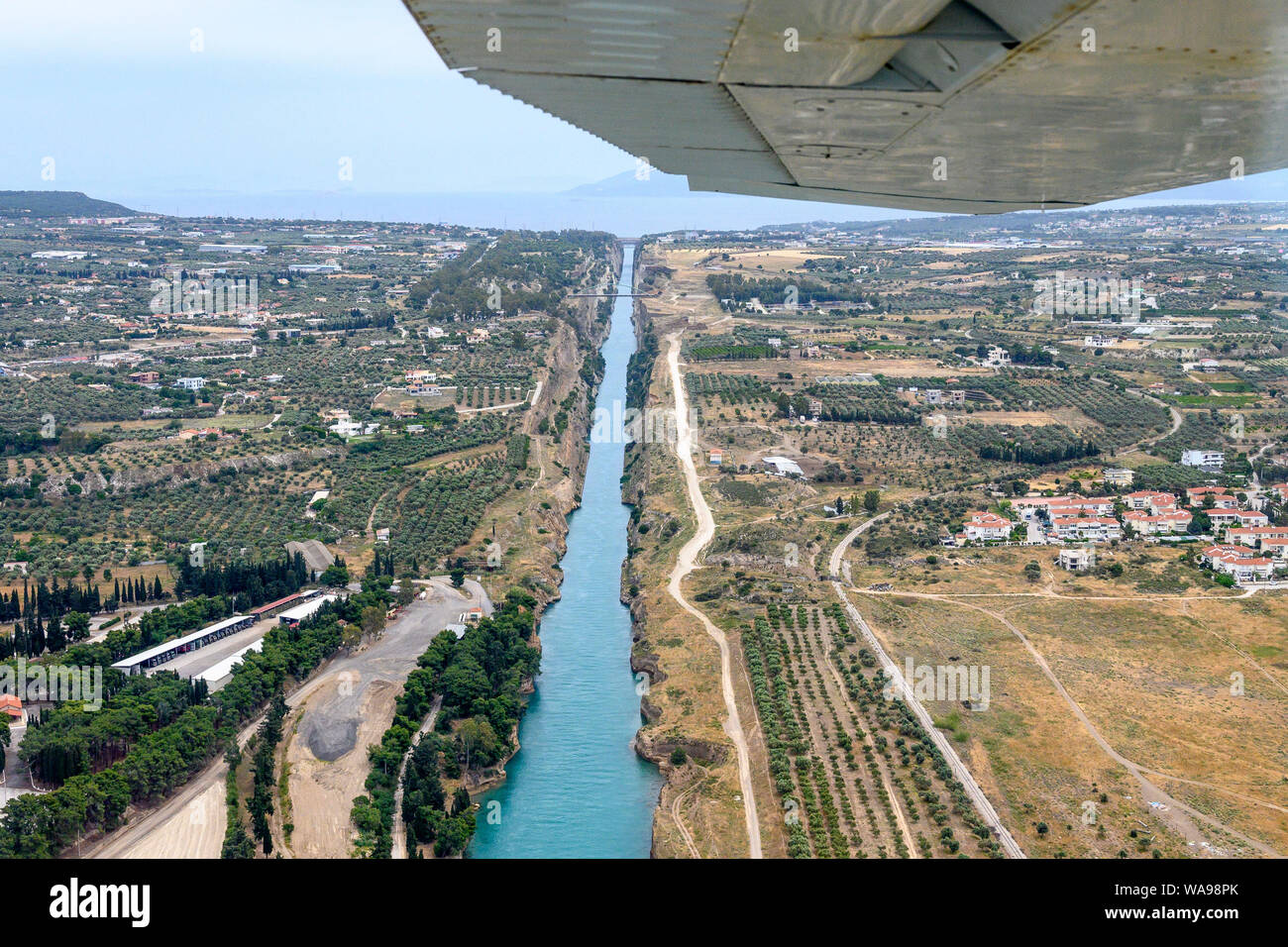 Vista aerea da un piano luminoso del Canale di Corinto che collega il golfo di Corinto con il Golfo Saronico, Peloponneso. La Grecia. Foto Stock