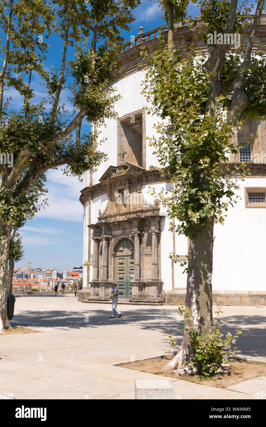 Il Portogallo Vila Nova de Gaia Mosteiro da Serra do Pilar monastero chiesa circolare 1672 ingresso caserma militare strategica posizione entrata occidentale Foto Stock