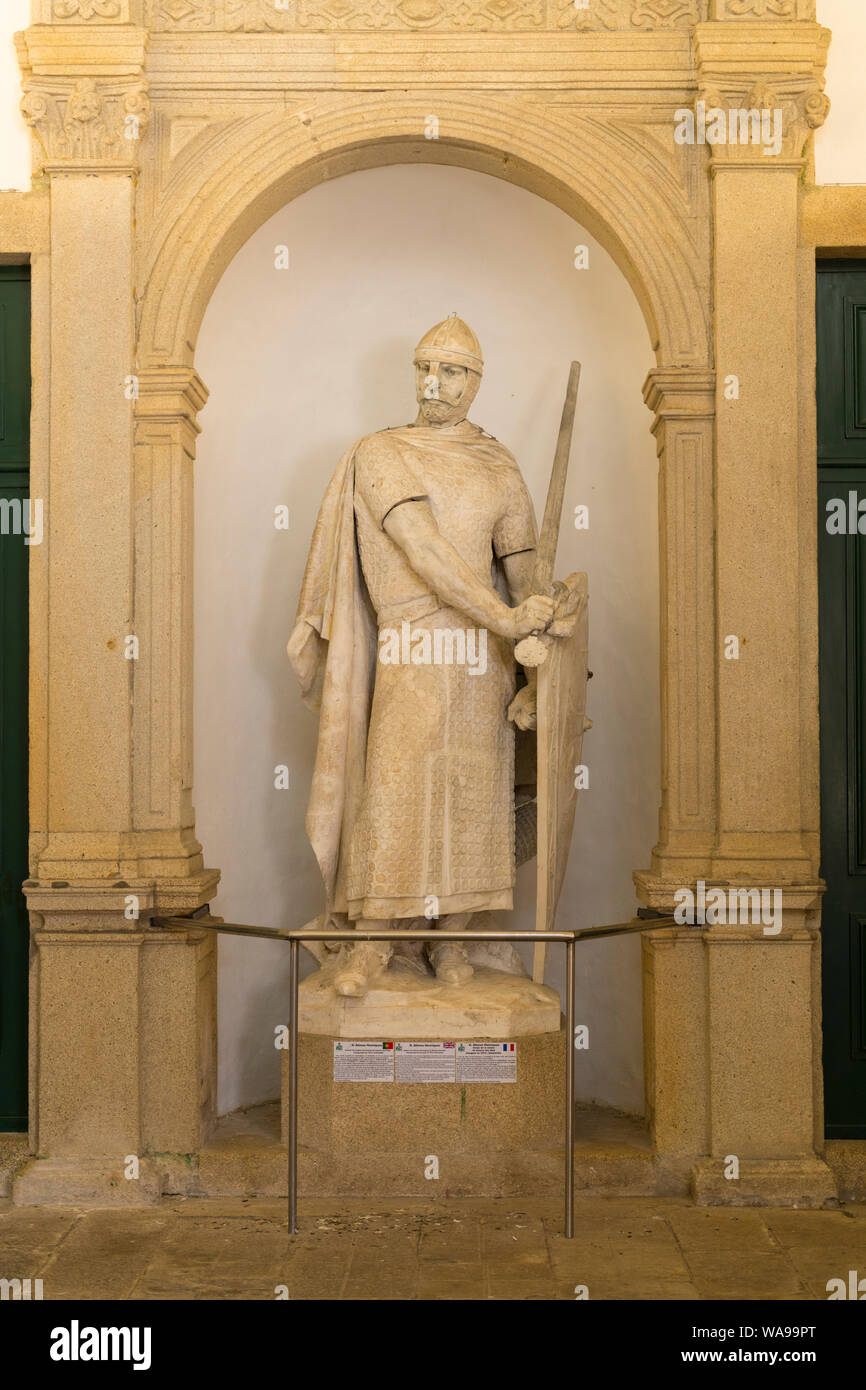 Il Portogallo Vila Nova de Gaia Mosteiro da Serra do Pilar monastero chiesa circolare 1672 statua scultura soldato spada scudo D Alfonso Henriques 1874 Foto Stock