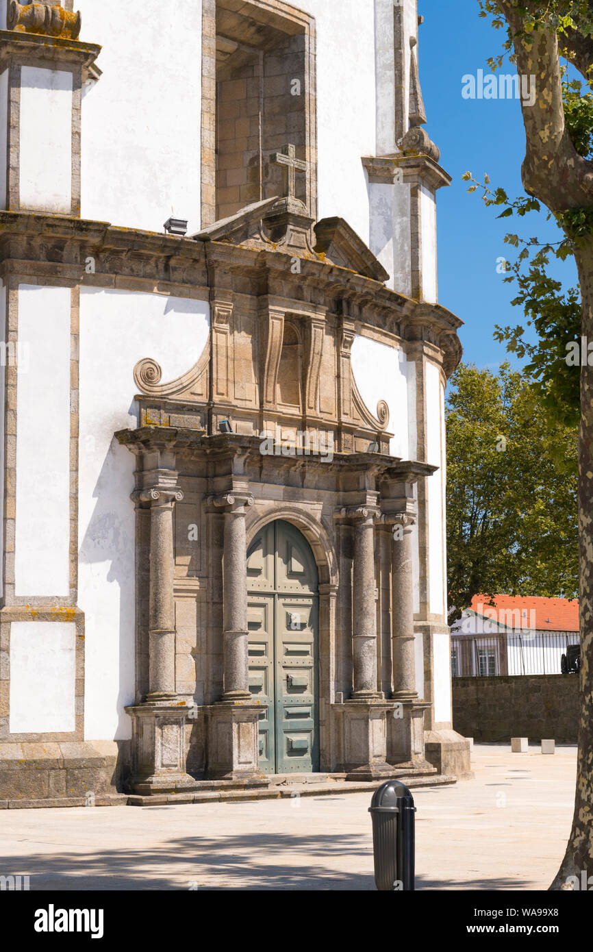 Il Portogallo Vila Nova de Gaia Mosteiro da Serra do Pilar monastero chiesa circolare 1672 ingresso ovest caserma militare alberi posizione strategica Foto Stock