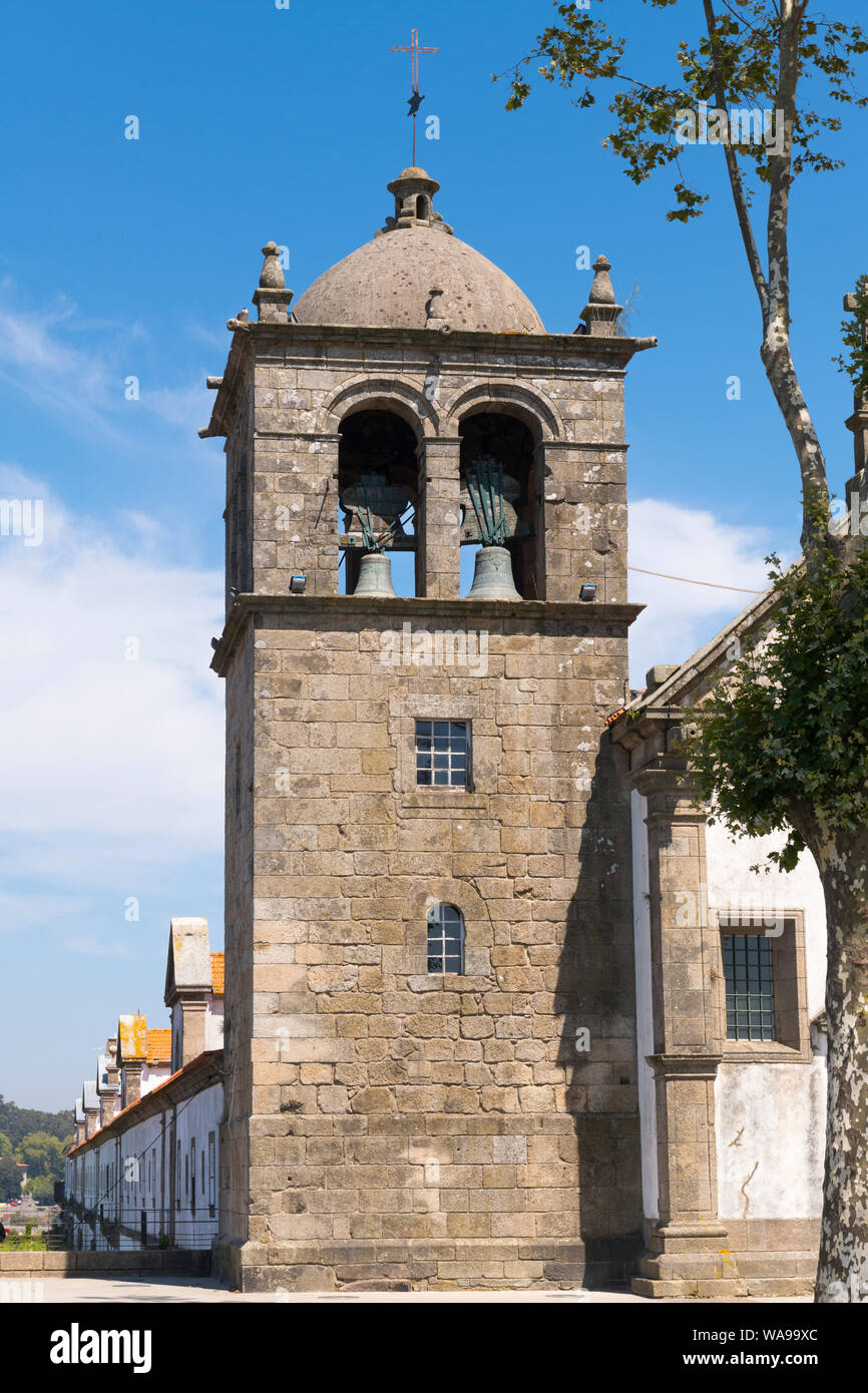 Il Portogallo Vila Nova de Gaia Mosteiro da Serra do Pilar monastero chiesa circolare 1672 caserma militare alberi posizione strategica torre campanaria Foto Stock
