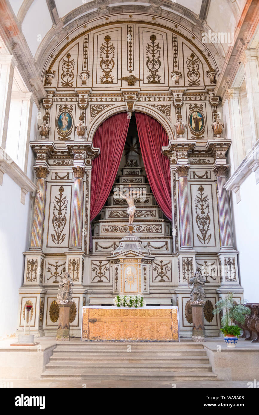 Il Portogallo Vila Nova de Gaia Mosteiro da Serra do Pilar monastero chiesa circolare 1672 interno altare abside crocifisso gradini scale red tende oscuranti Foto Stock