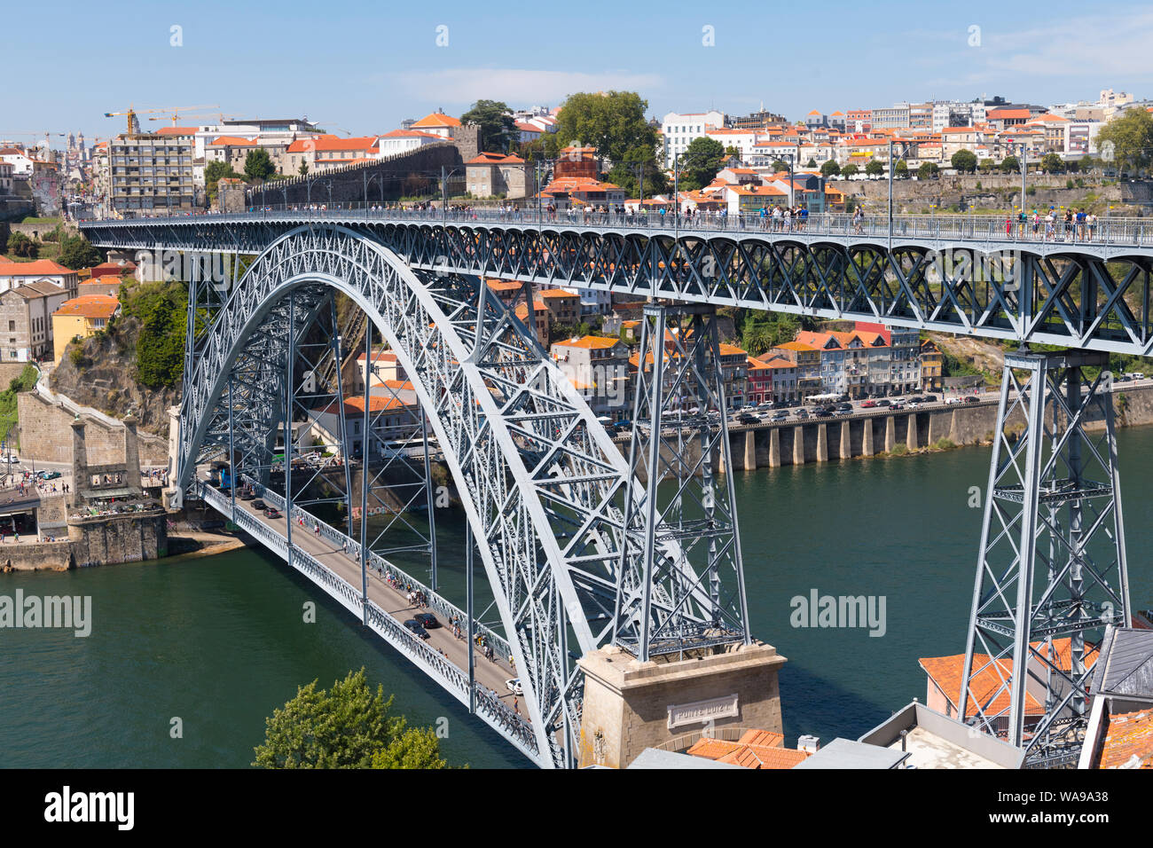 Portogallo Porto Porto Ponte de Domdouble decker da Gaia Rio Fiume Douro pedoni autovetture Metro del traffico di attraversamento di parete della città cityscape alberi cafe Foto Stock