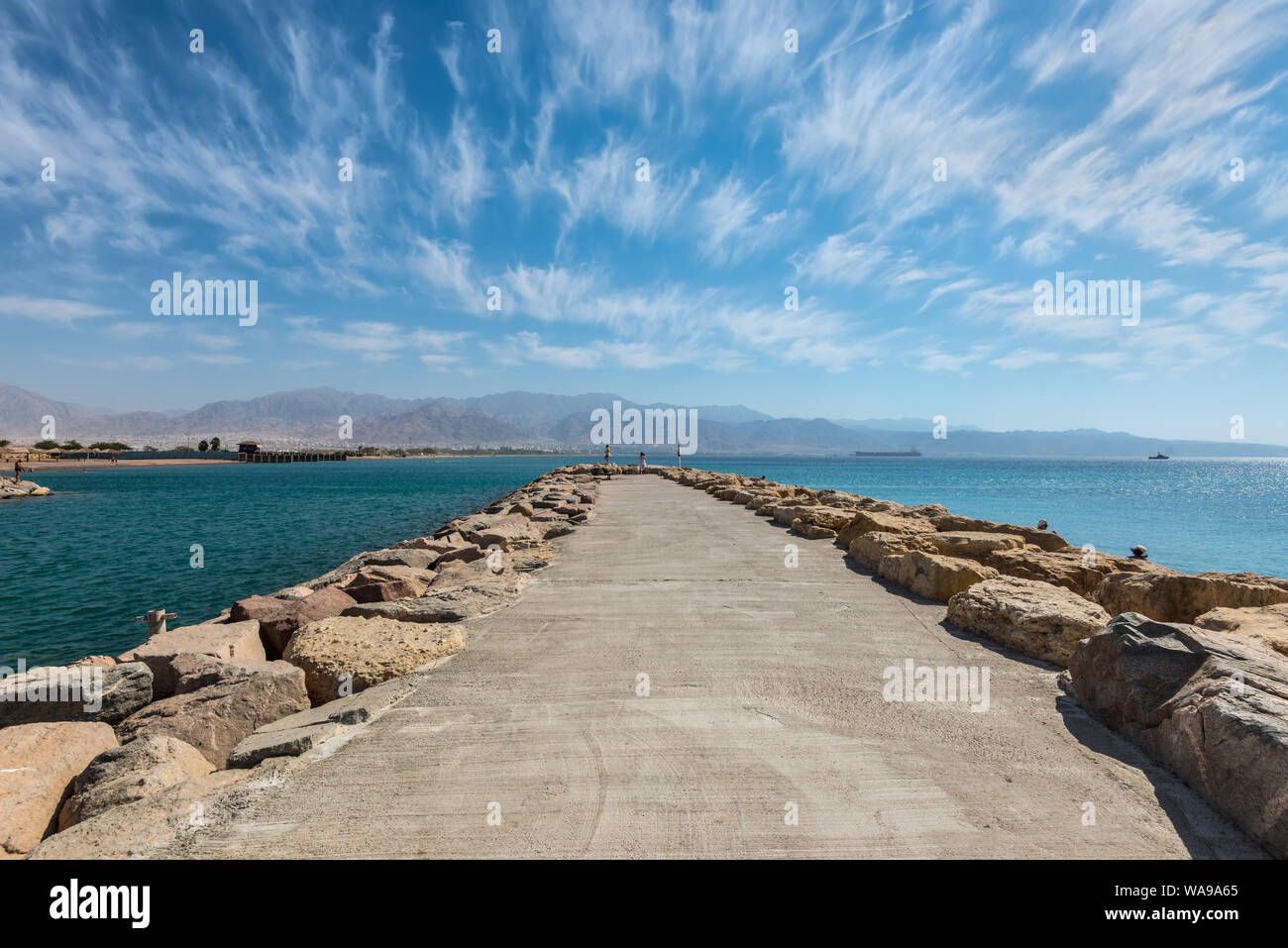 Eilat, Israele - 7 Novembre 2017: La scenic molo di pietra è il posto migliore dove si affacciano sul Mar Rosso e la bellissima località di Eilat, Israele. In backgr Foto Stock