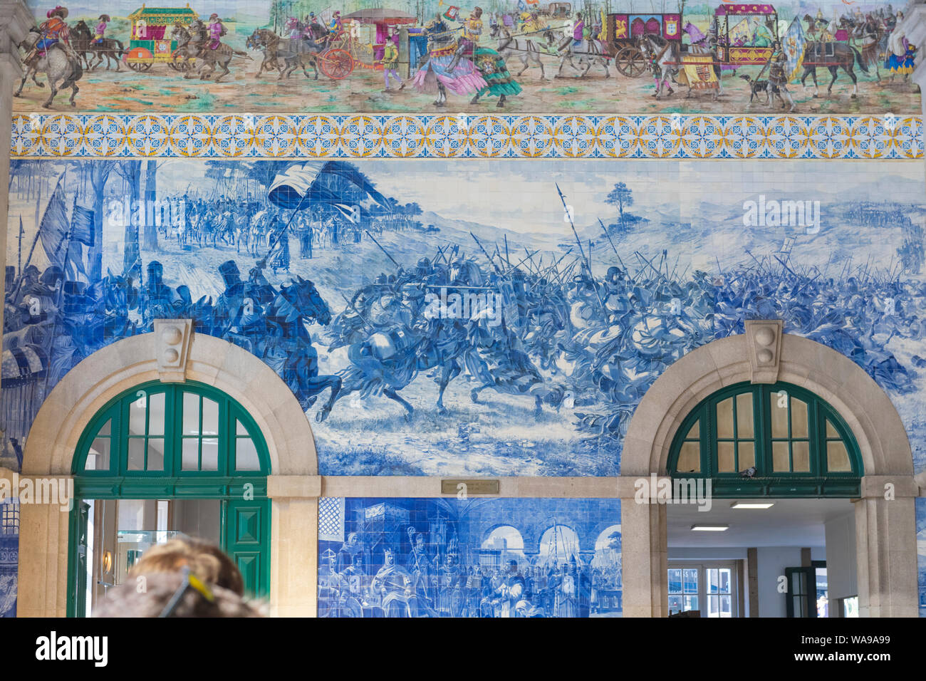 Portogallo Porto Porto Estação ferroviária de Sao Bento stazione inaugurata 1916 azulejo piastrelle da Jorge Colaço capolinea principale stazione treni atrium Foto Stock