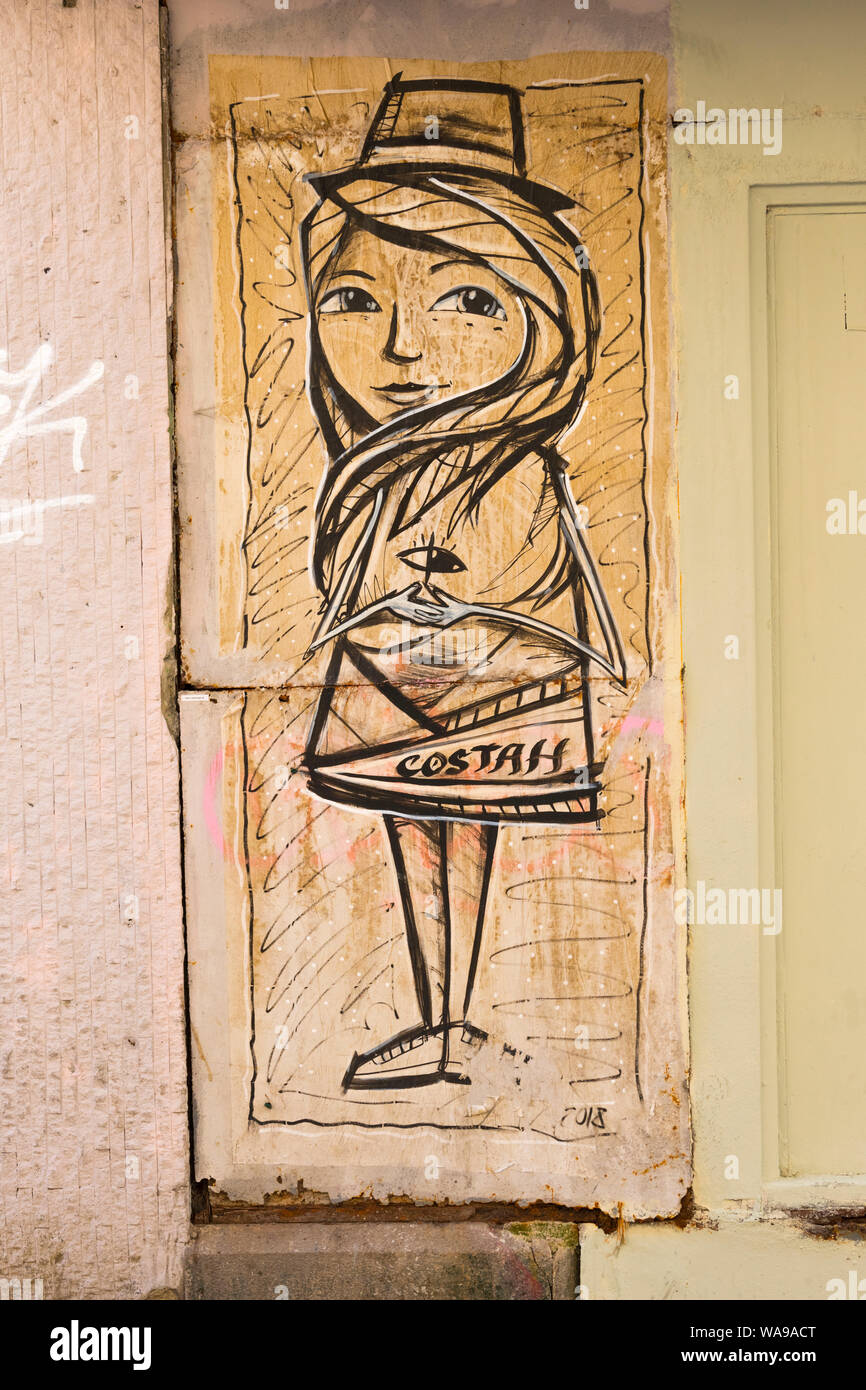 Portogallo Porto Porto graffiti Ragazza donna uomo Costah 2018 contorno nero poster tenere testa fino enigmatico oscure ambigue sconcertante street art Foto Stock