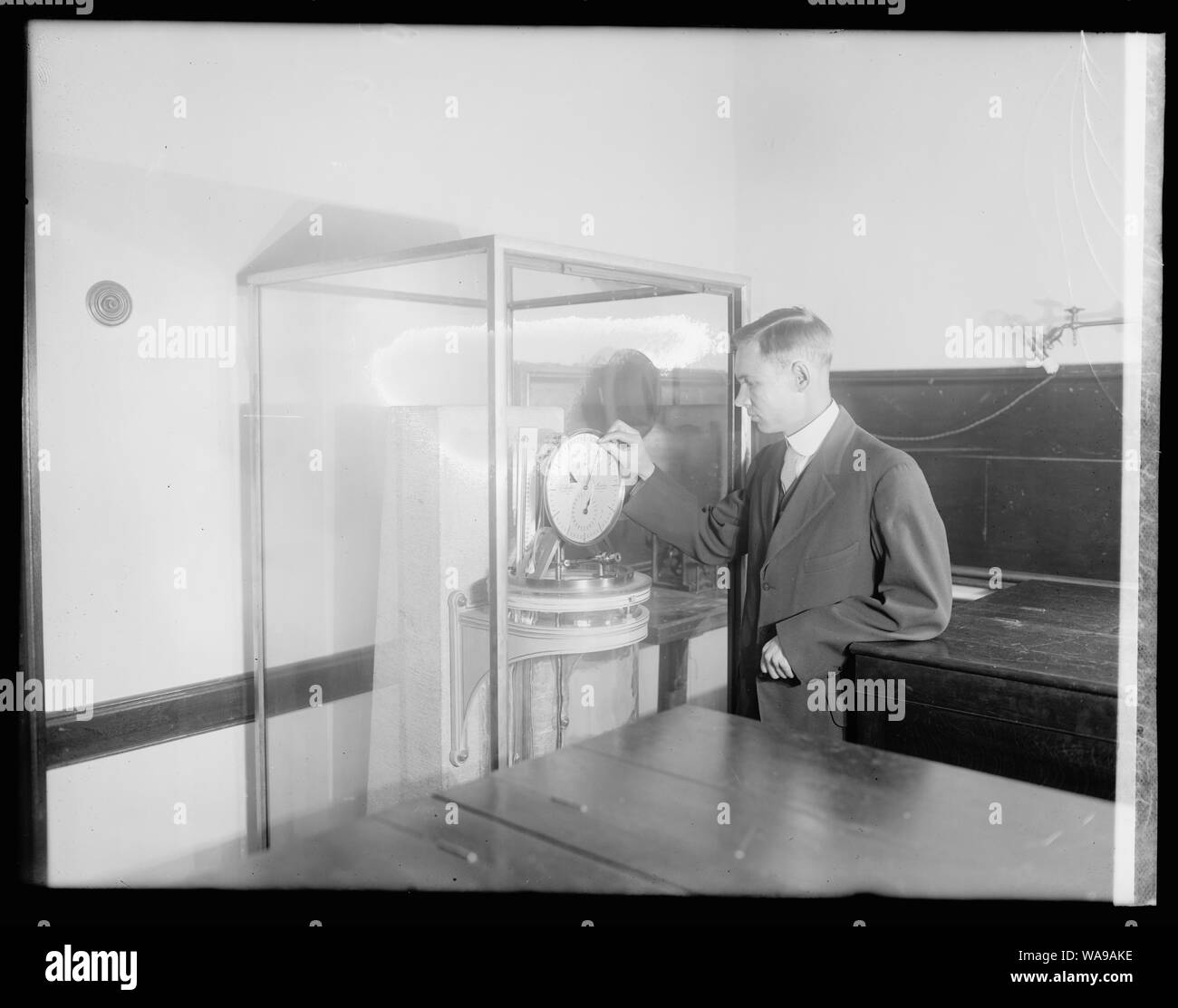 Chas. C. Wylie impostazione orologio indietro a operatorie navale Foto Stock