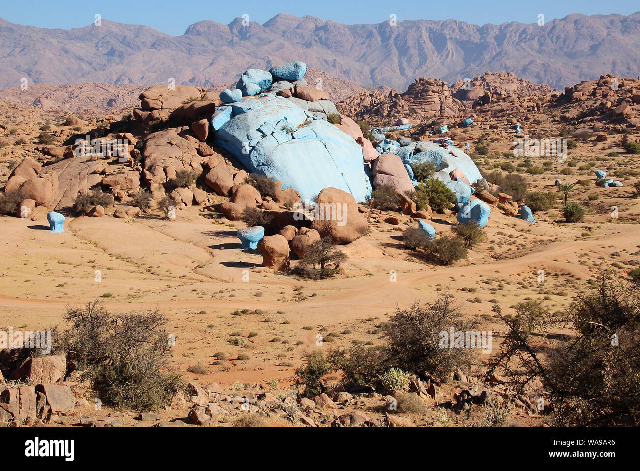 Blu e rosse rocce nel mezzo del secco montagne Atlas in Marocco. Foto Stock