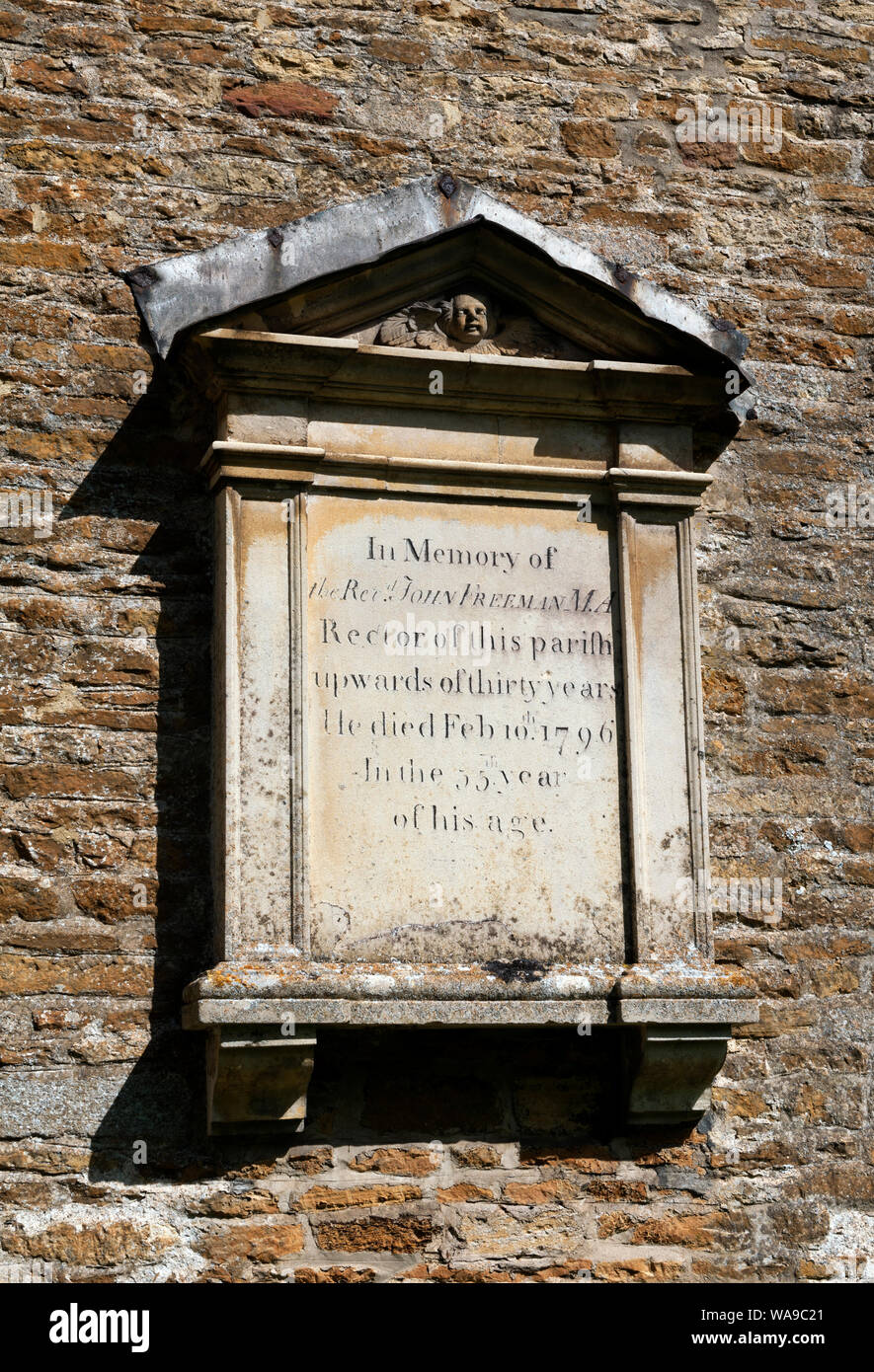 Un memoriale sul lato sud di San Martino di Tours Chiesa, Lyndon, Rutland, England, Regno Unito Foto Stock