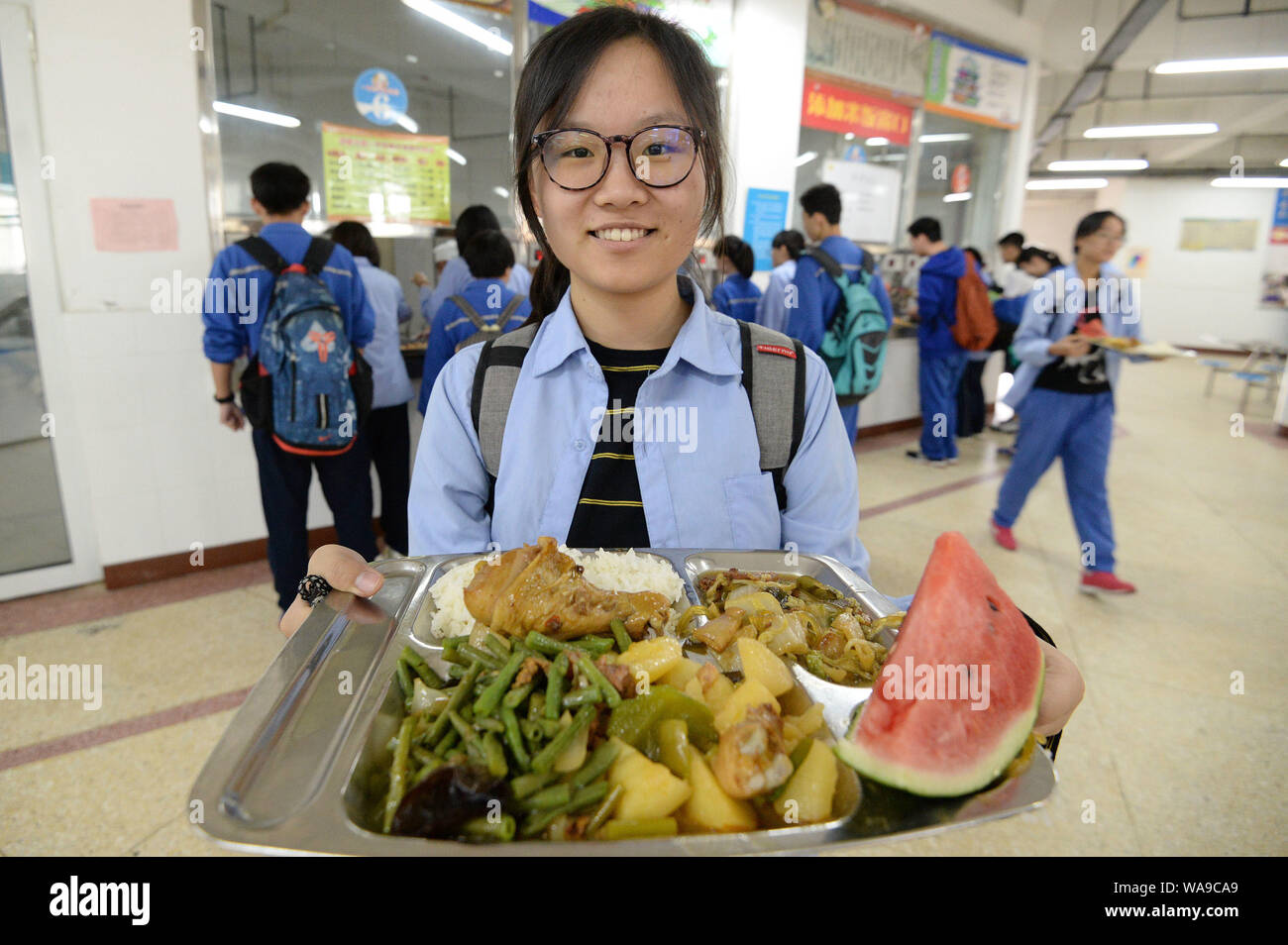 Una femmina di studenti cinesi mostra il suo pranzo in mensa ad una High School di Handan città del nord della Cina nella provincia di Hebei, 6 giugno 2017. Foto Stock