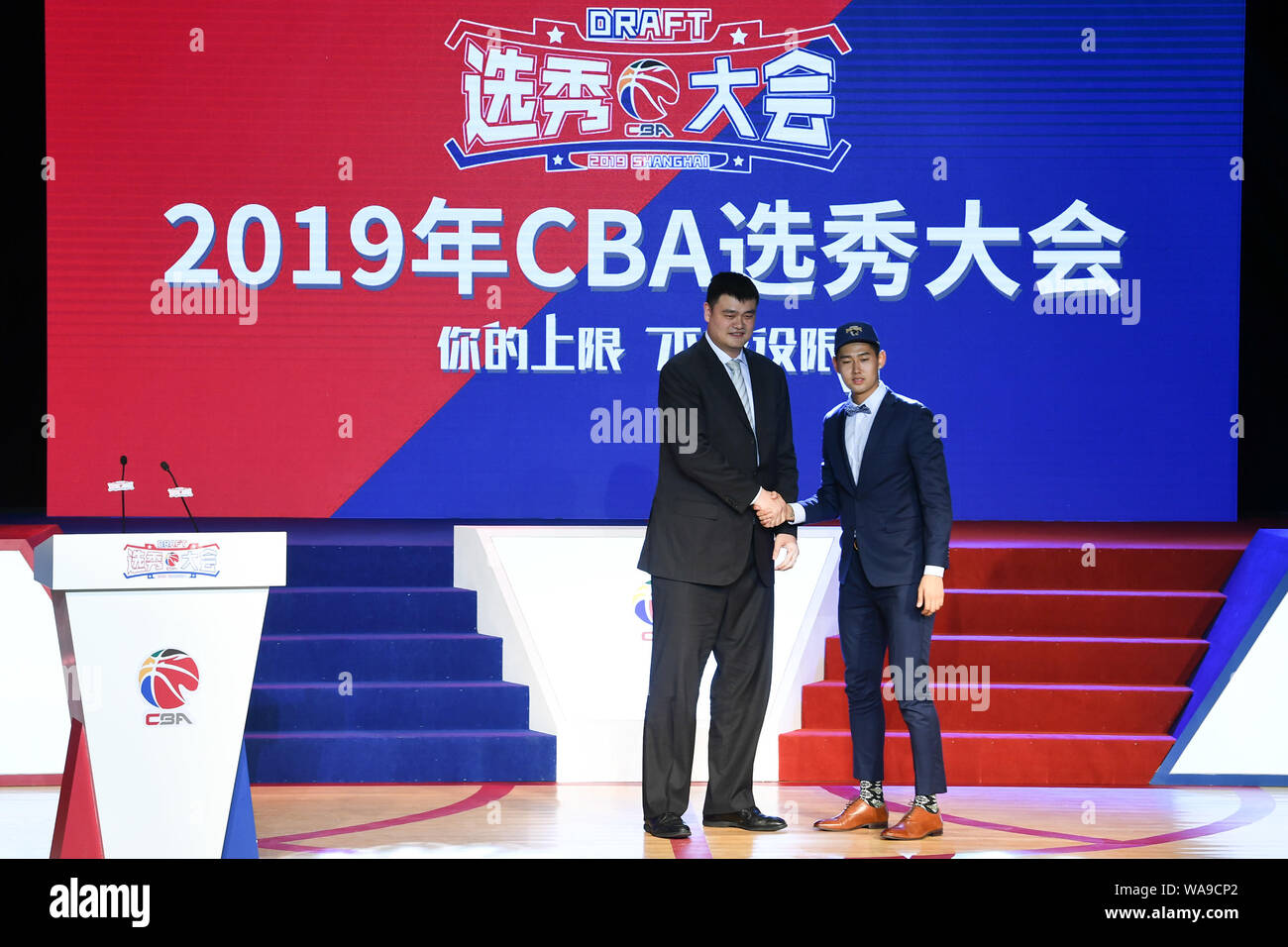 Pensionato cinese di pallacanestro Yao Ming, sinistra, presidente della cinese di pallacanestro e il secondo posto Sun Siyao assistere al 2019 la CBA DRA Foto Stock