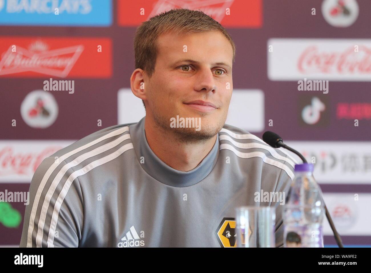 English football player Ryan Bennett di Wolverhampton Wanderers F.C. del campionato inglese champions partecipa a una conferenza stampa in vista del Premier Leagu Foto Stock