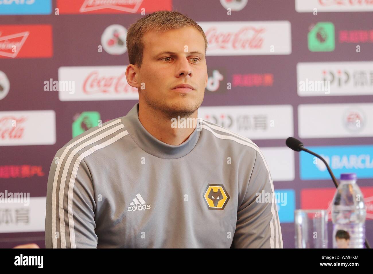 English football player Ryan Bennett di Wolverhampton Wanderers F.C. del campionato inglese champions partecipa a una conferenza stampa in vista del Premier Leagu Foto Stock