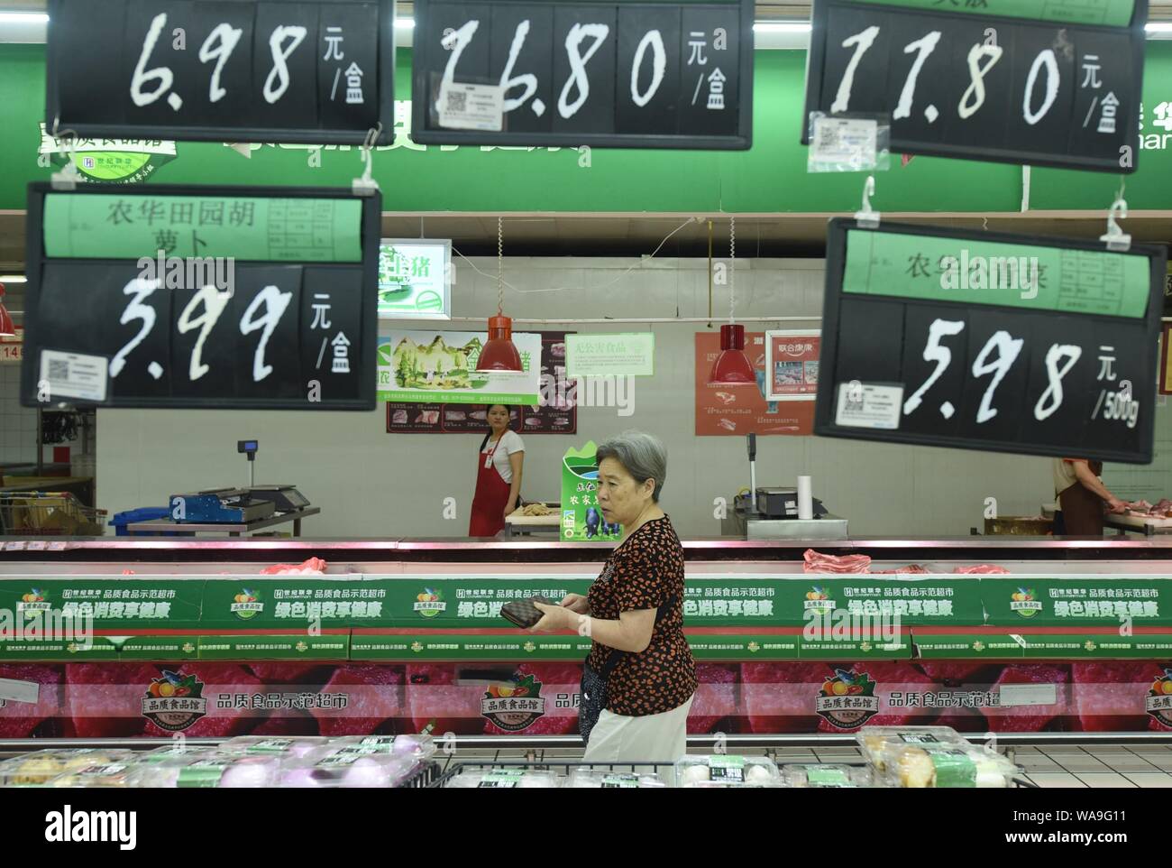 I clienti cinesi shop per vagetables al supermercato in Hangzhou, est della Cina di provincia dello Zhejiang, 10 luglio 2019. Della Cina di indice dei prezzi al consumo Foto Stock