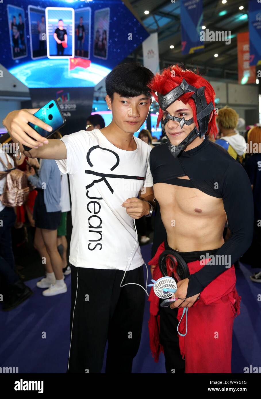 Ragazze e ragazzi vestito in costumi cosplay pongono durante il WCG 2019 finali in Xi'an City, Cina nord-occidentale della provincia di Shaanxi, 21 luglio 2019. Foto Stock