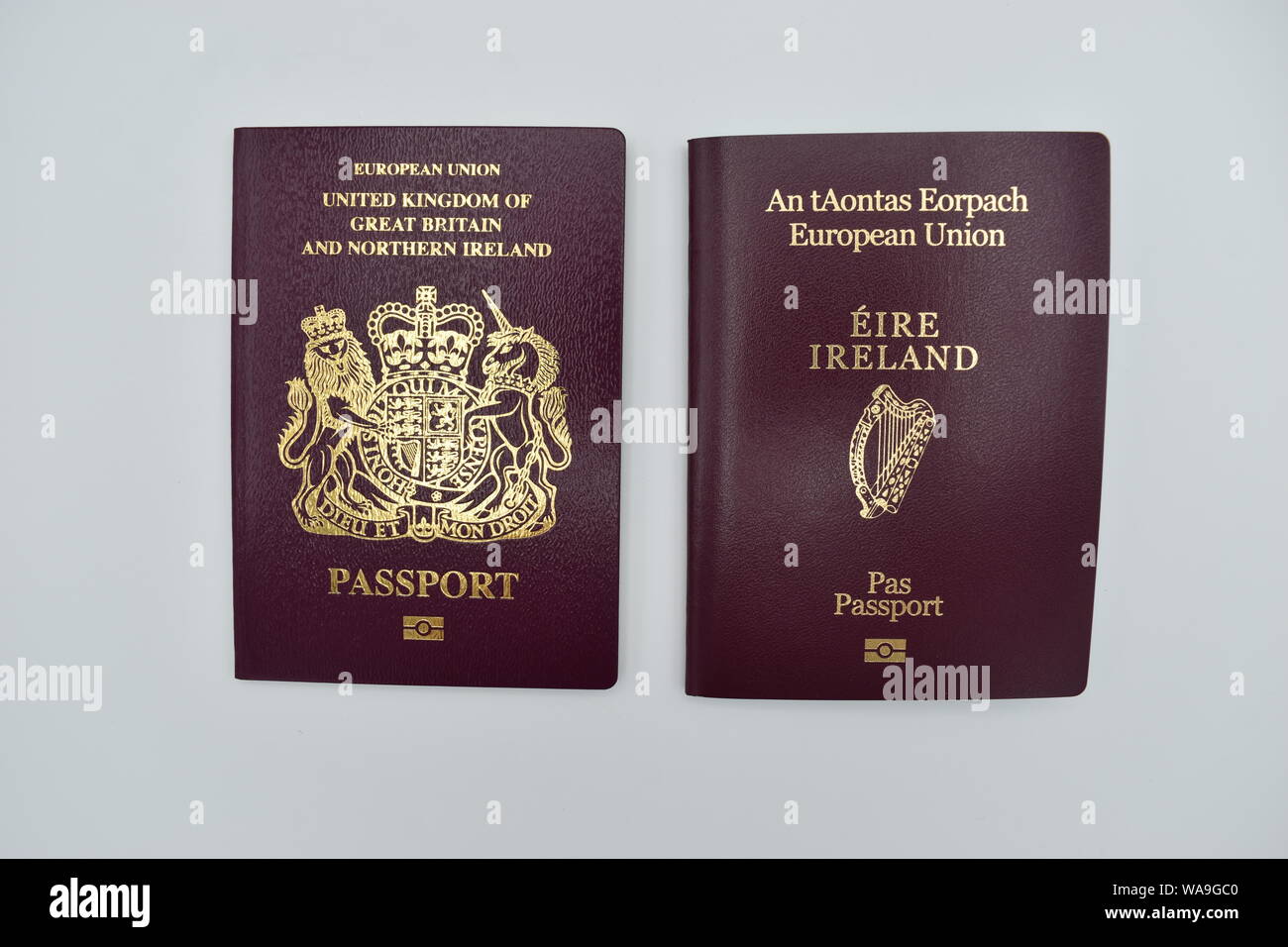 Un passaporto britannico e un passaporto irlandese. Il referendum Brexit risultato ha causato un enorme aumento delle applicazioni per la cittadinanza irlandese. Foto Stock