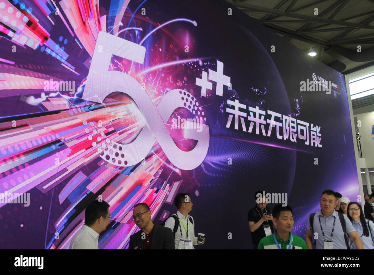 --FILE--un logo di 5G è visto durante il 2019 Mobile World Congress (MWC) in Cina a Shanghai, 26 giugno 2019. Shanghai realizzerà la piena 5G b di copertura Foto Stock