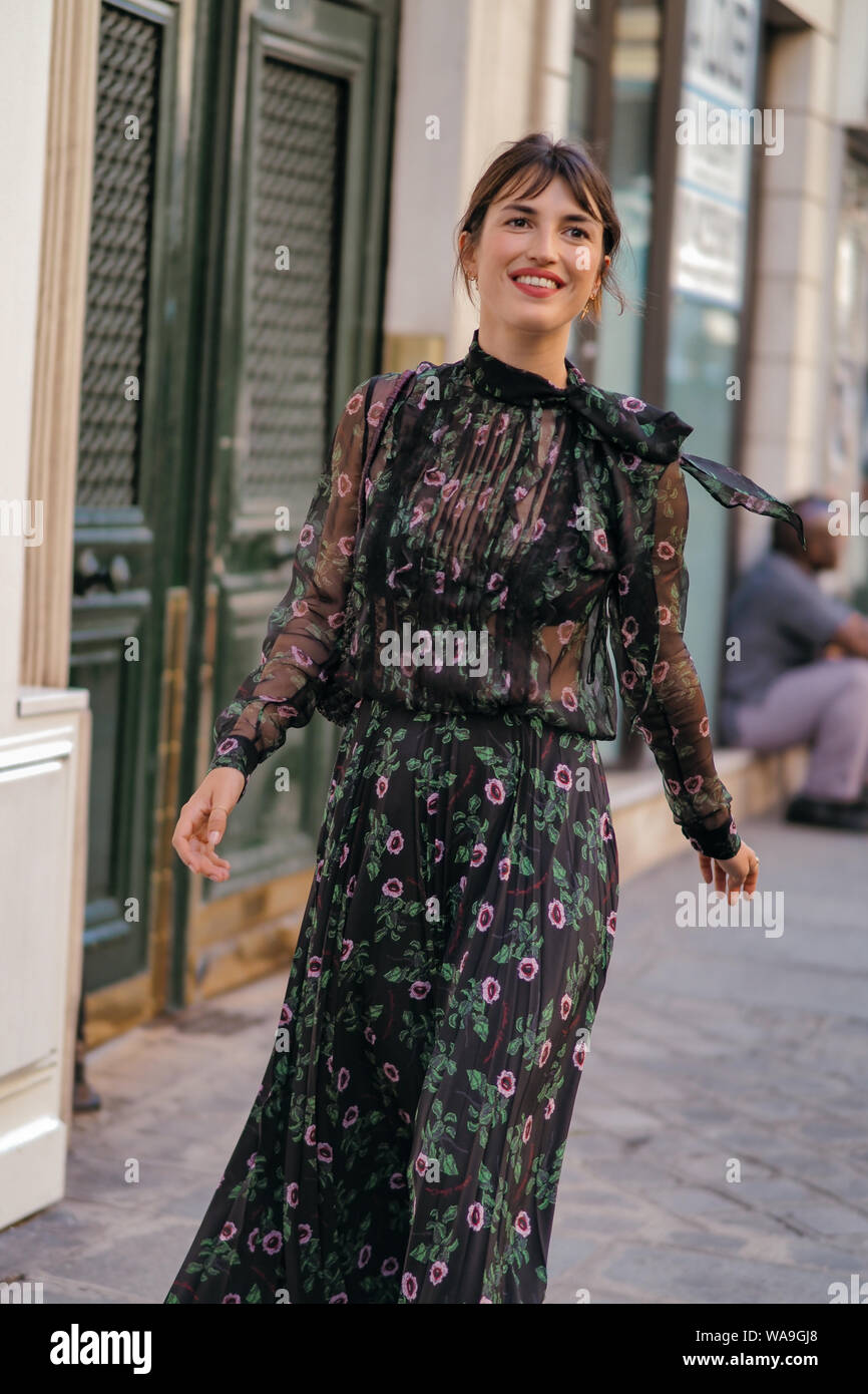 Alla moda di donne e uomini costituiscono per street snap durante la settimana della moda di Parigi Haute Couture Autunno/Inverno 2019 a Parigi, Francia, 12 luglio 2019. Foto Stock