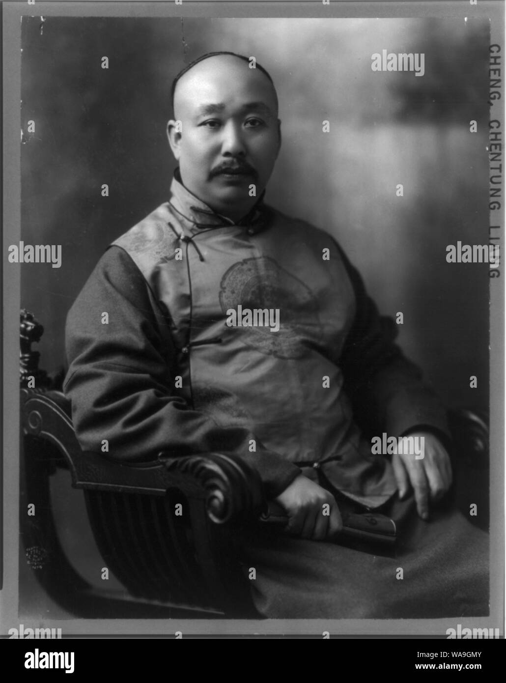 Chentung Liang Cheng, mezza lunghezza, seduto, rivolta leggermente a destra Foto Stock