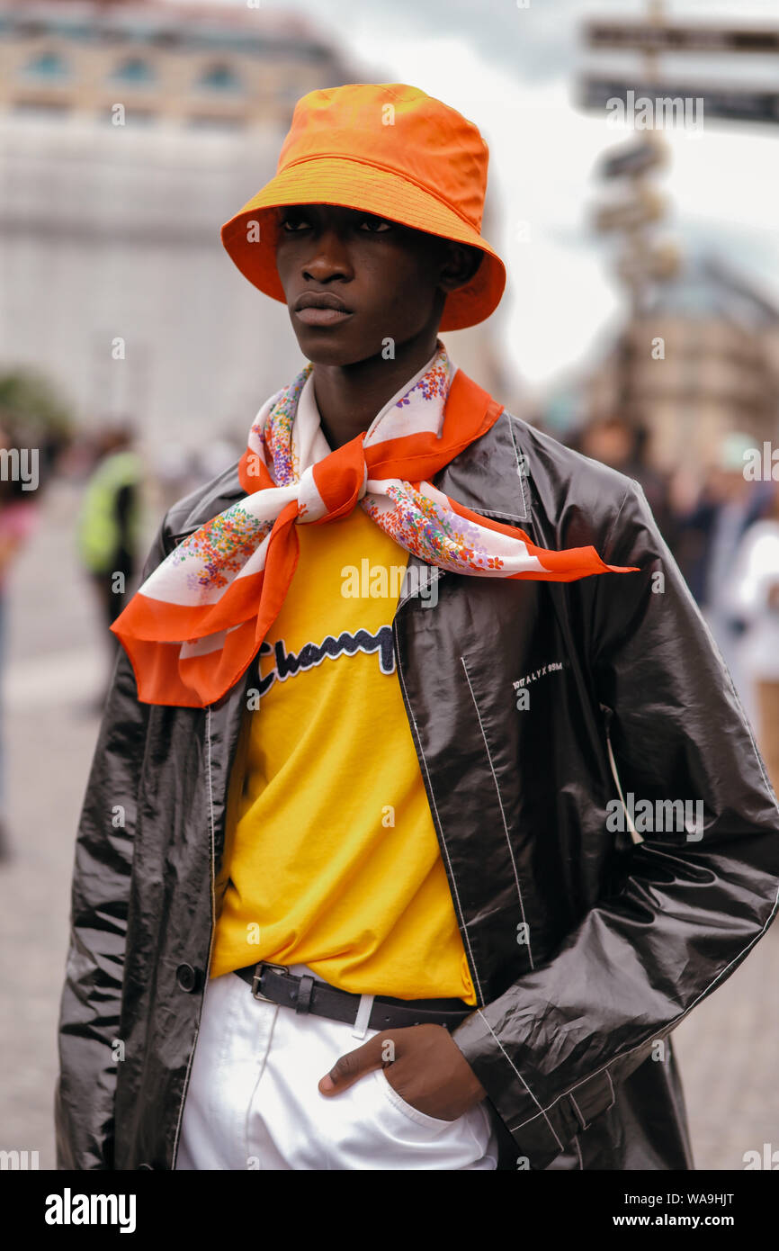 Alla moda di donne e uomini costituiscono per street snap durante la settimana della moda di Parigi Uomo Primavera/Estate 2020 a Parigi, Francia, 11 luglio 2019. Foto Stock