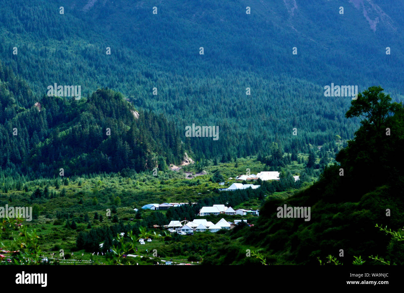 Vista dalla collina adiacente delle frazioni scattering tra Qilian montagne e foreste, Sunan Yugur contea autonoma, Zhangye city, a nord-ovest della Cina di Gansu Foto Stock