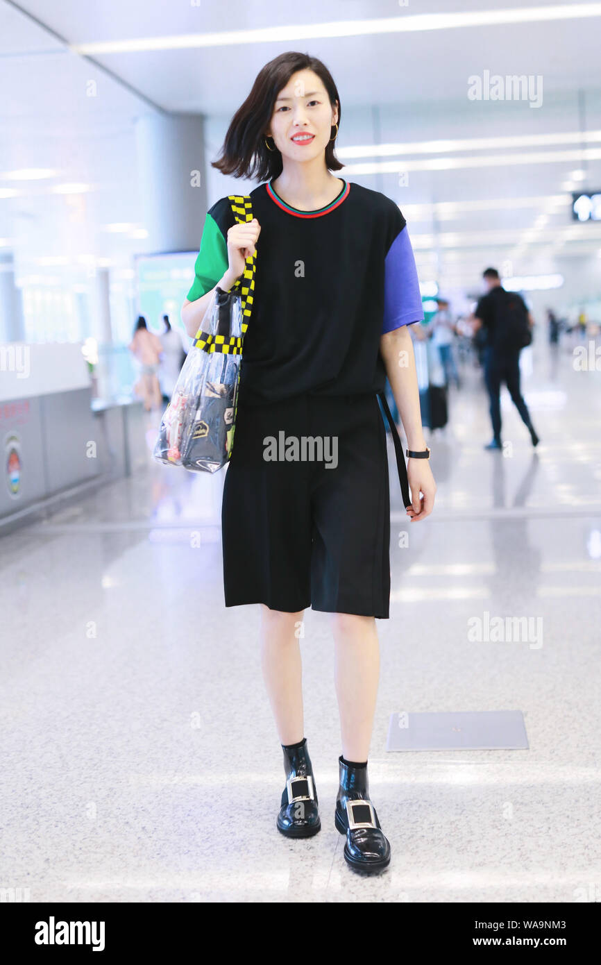 Modello cinese Liu Wen arriva a Shanghai Hongqiao International Airport prima della partenza in Cina a Shanghai, 11 luglio 2019. Mantello: scarpe Puma: Foto Stock