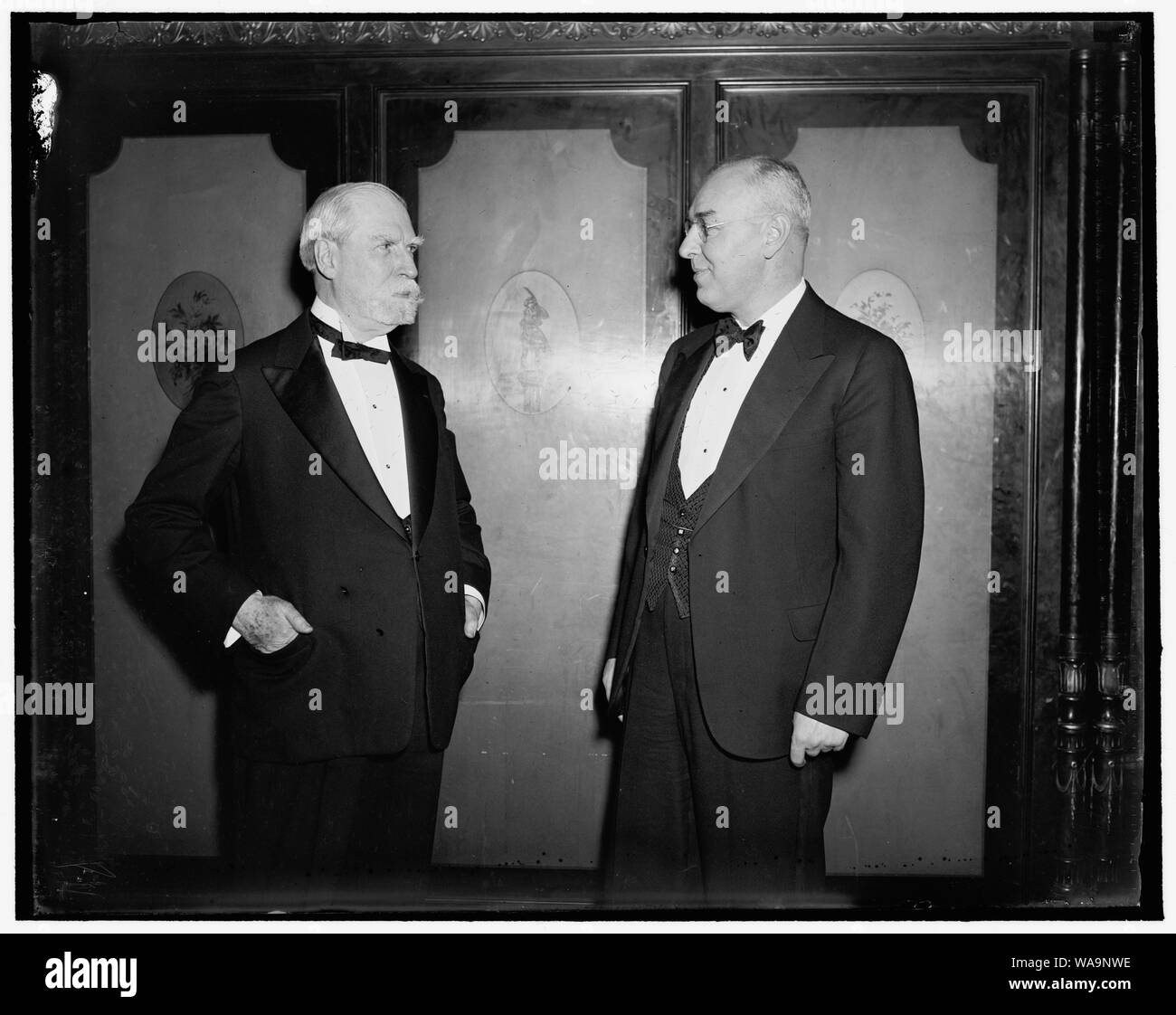 Capo della Giustizia rende pubblico l'aspetto. Washington, 15 marzo. Il capo di Giustizia Charles Evans Hughes, sinistra: realizzato in una delle sue poche apparizioni in pubblico la scorsa notte quando ha frequentato la cena Alumni della Brown University all'hotel di Mayflower qui, ha introdotto Henry M. Wriston, appena inaugrated Presidente della Brown University, destra; il sig. Hughes marrone graduata in 1881 Foto Stock