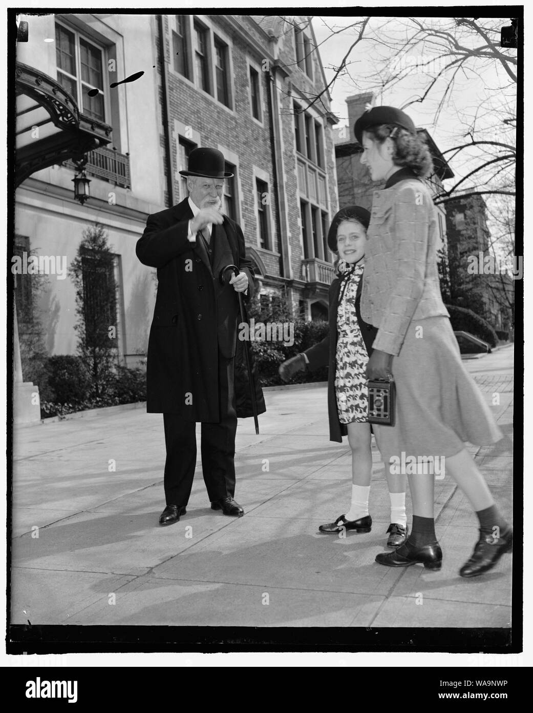 Chief Justice festeggia il 77° compleanno. Washington, 11 aprile. Lasciare la sua casa per la consueta passeggiata mattutina sul suo 77th compleanno oggi Chief Justice Charles Evans Hughes riconosce gli auguri di buon compleanno da Alice e Patricia Miller di Brooklyn, New York, che stanno trascorrendo le vacanze di Pasqua in Campidoglio. Il Capo della Giustizia appare pienamente recuperato dal suo recente malattia e si prevede di riprendere il suo posto sul banco di lavoro quando l'alto tribunale convoca nuovamente il 17 aprile. 4-11-39 Foto Stock