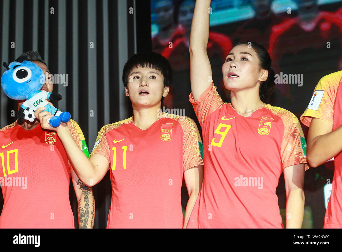 I giocatori della Cina donna nazionale di calcio posa per le foto durante una conferenza stampa ha lanciato da Alipay, il servizio di pagamento online di cinesi e- Foto Stock