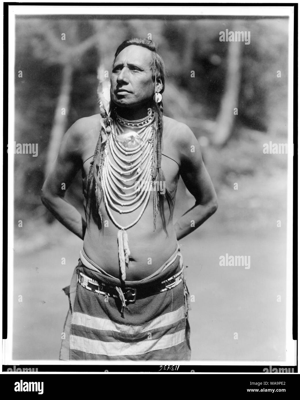 Capo pugnalato-da-Nustah()--uno del consiglio per protestare contro la modifica dei nomi di montagne, laghi, fiumi e cascate nel parco nazionale di Glacier--dell'Blackfeet Tribe Foto Stock