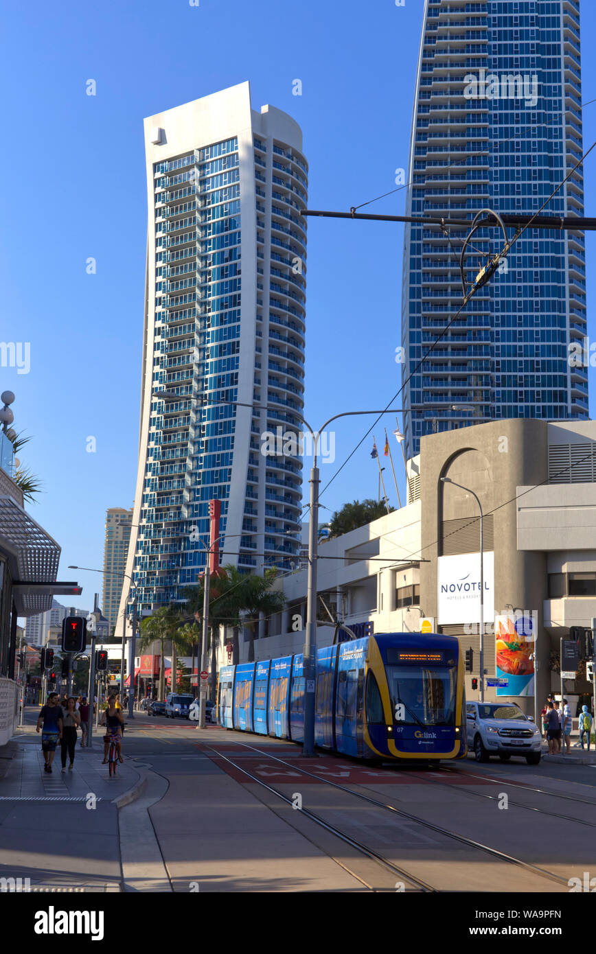 Gold Coast tram appena lasciando Surfers paradise Gold Coast di Queensland in Australia Foto Stock