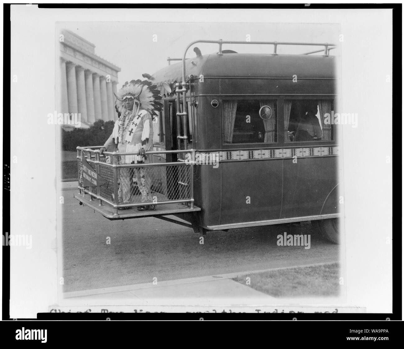 Capo Due Luna, ricchi di medicina indiana uomo da Waterbury, Connecticut, fotografato presso il Lincoln Memorial sulla piattaforma di osservazione della sua sontuosa autobus gran turismo ... Foto Stock