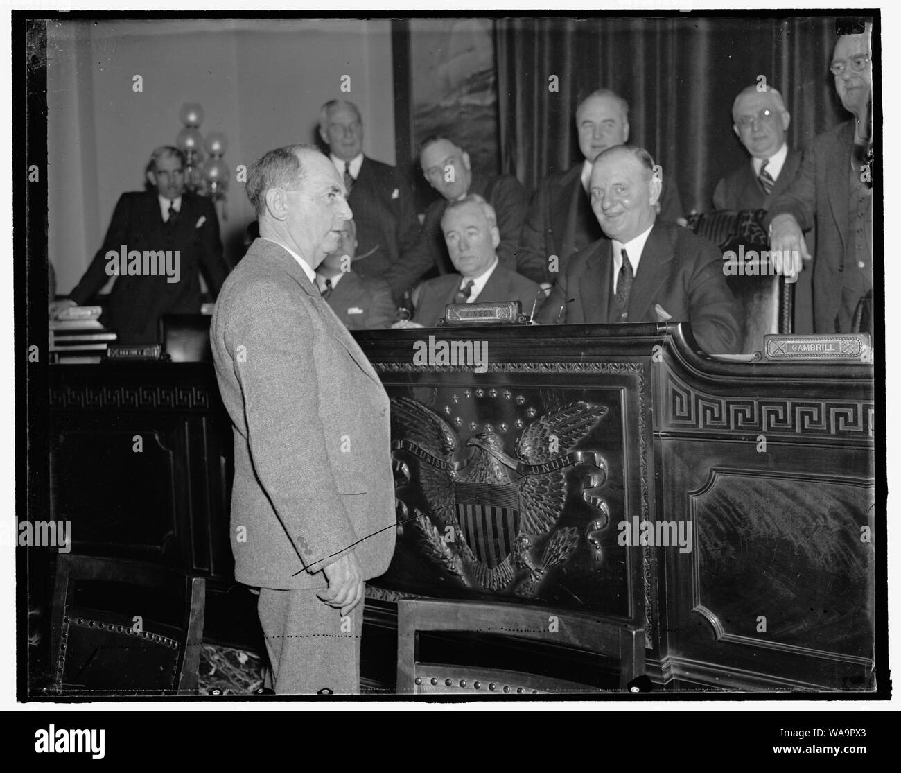 Capo di operazioni navali prima casa affari navale comitato. Washington D.C., 31.01. Capo di operazioni navali Adm. William D. Leahy, come egli è apparso davanti alla casa navale comitato di affari di oggi, Leahy ha riferito al comitato che il Giappone e la Gran Bretagna hanno completamente sconvolto il vecchio 5-5-.3 rapporto e a meno che gli Stati Uniti aumenta la sua marina la sua flotta sarà presto insufficiente sicurezza contro attacchi da oltreoceano. Sost. Carl Vinson di Ga. Presidente del Comitato sulla destra, 1/31/38 Foto Stock