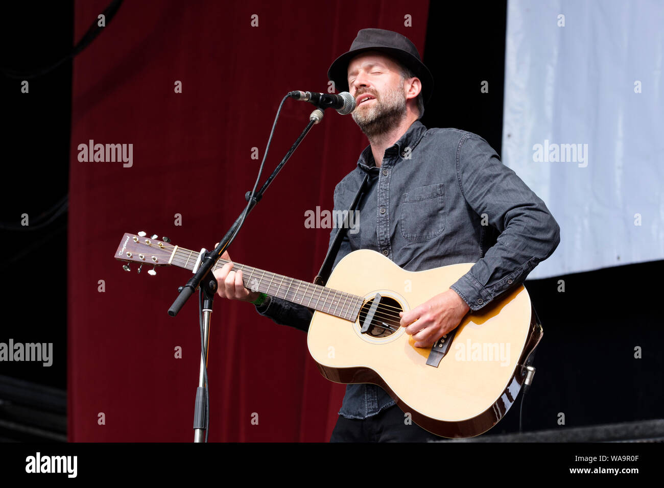 Jon Allen eseguendo in Weyfest music festival, Tilford, Surrey, Regno Unito. Agosto 17, 2019 Foto Stock